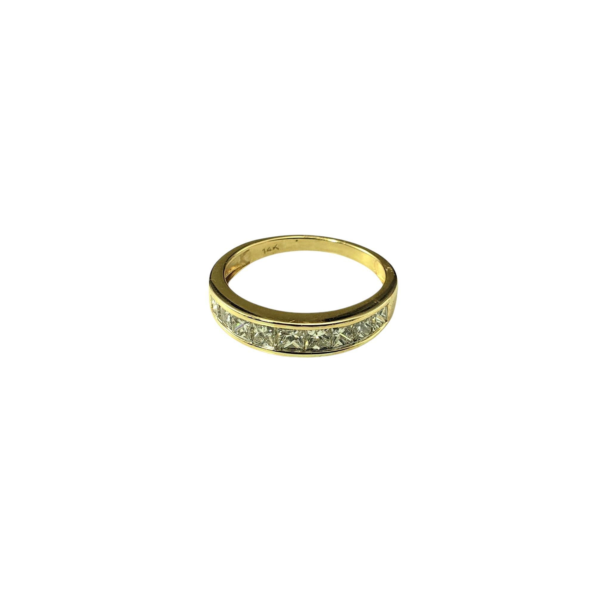 Anillo de oro amarillo de 14 quilates y diamantes talla princesa Talla 7

Sofisticado y atemporal, este impresionante anillo de oro amarillo de 14 quilates presenta una hilera de nueve diamantes talla princesa engastados en canal para un aspecto