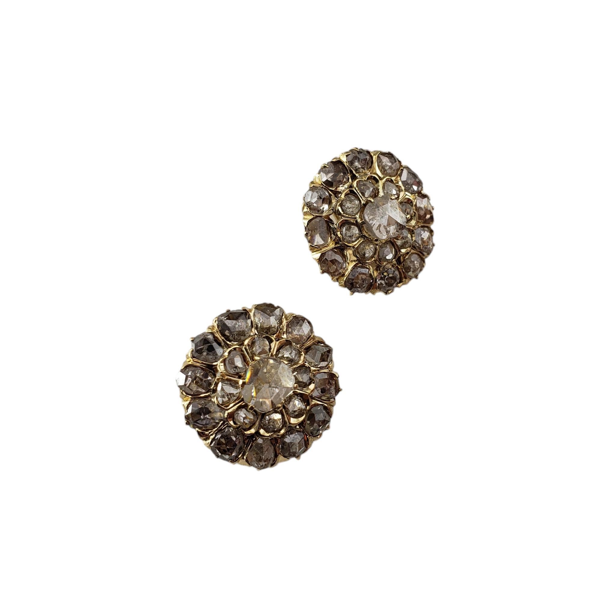 Boucles d'oreilles à pince en or jaune 14K et diamants taillés en rose-

Ces élégantes boucles d'oreilles présentent chacune 21 diamants taille rose* sertis dans de l'or jaune 14K classique. Fermetures à clip.

*Certains éclats de pierre ne sont pas