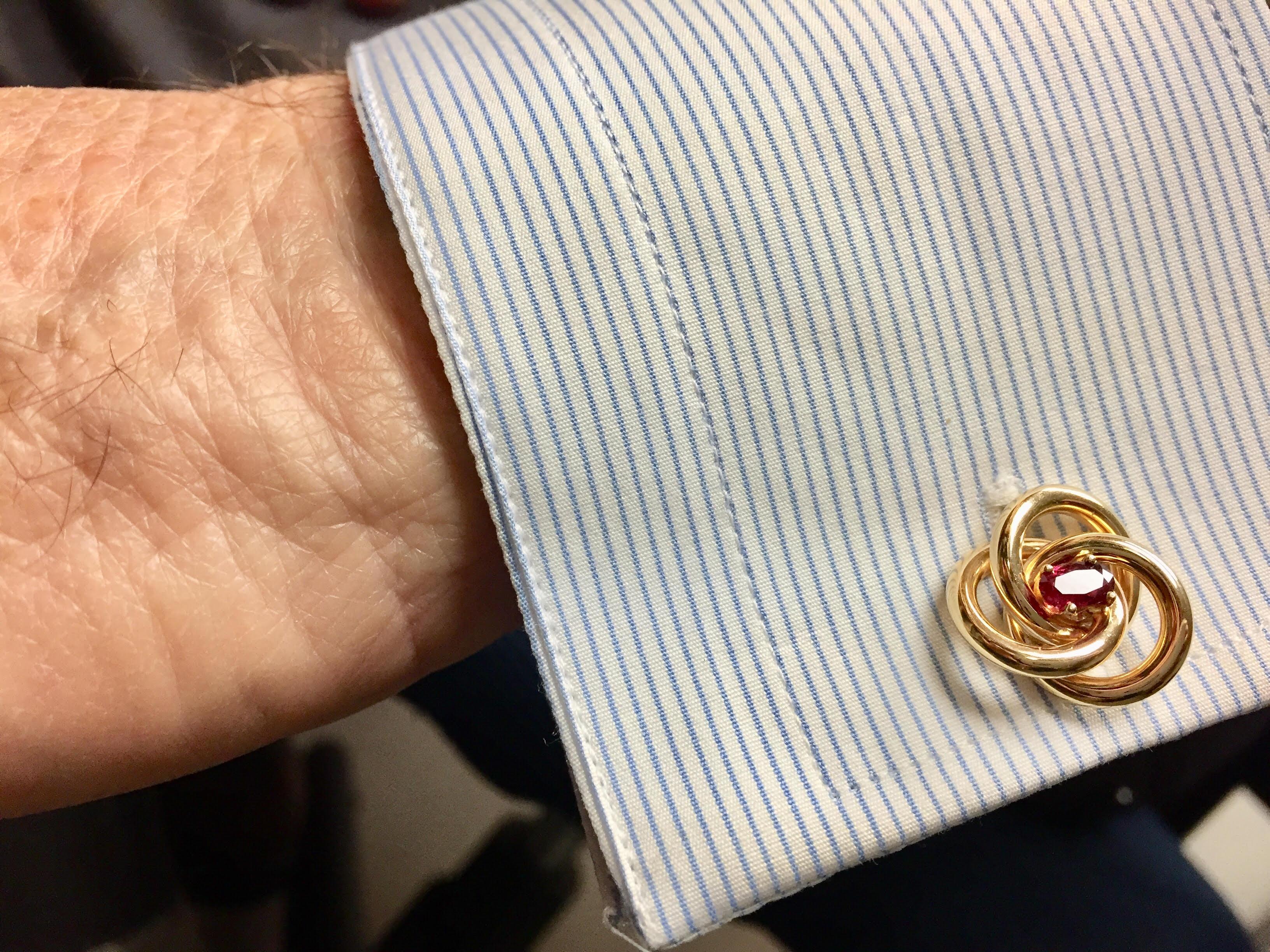 14 Karat Yellow Gold and Ruby Knot Cufflinks In Excellent Condition In Pikesville, MD