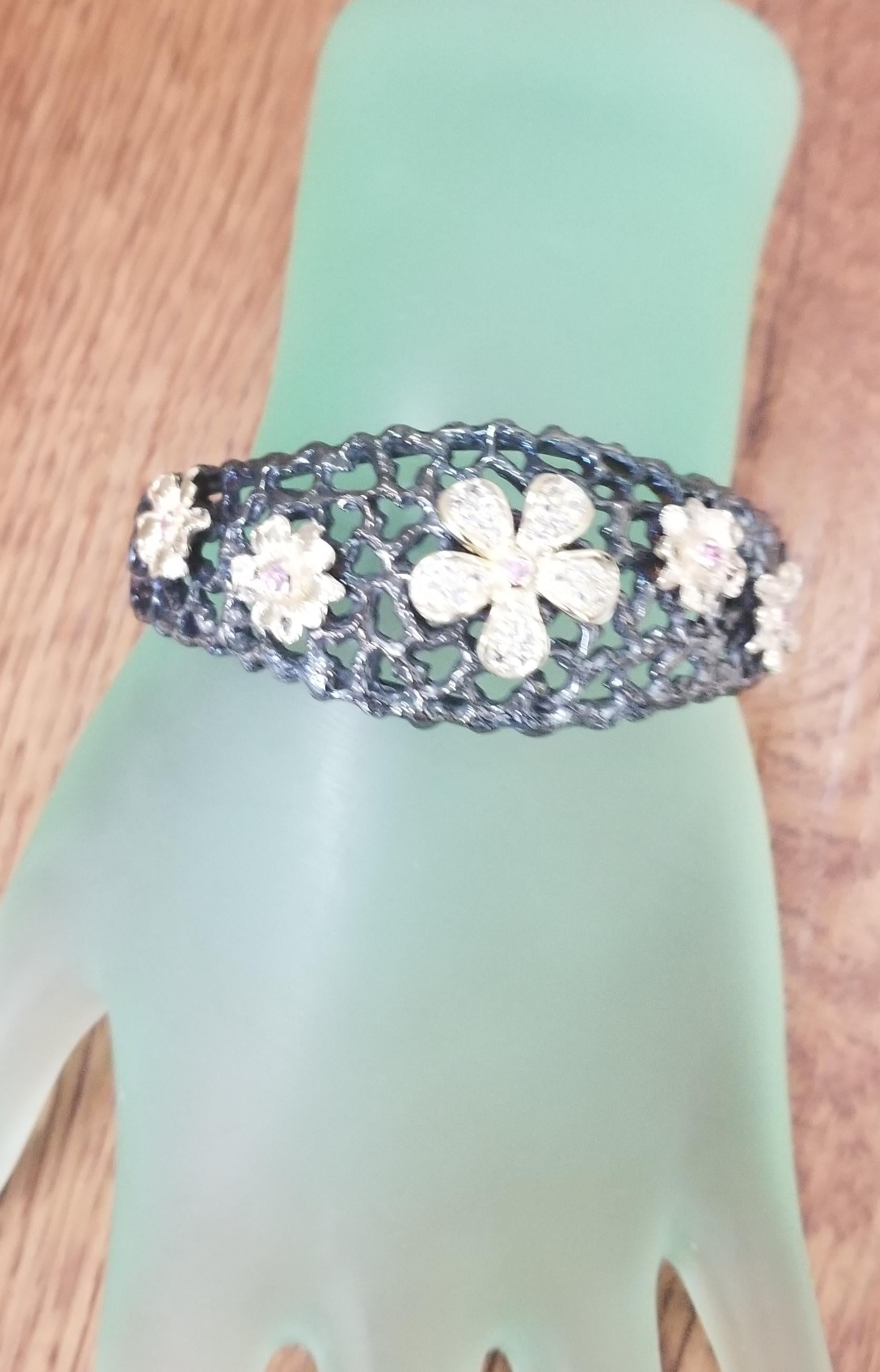14 Karat Yellow Gold and Silver Flower Bracelet In New Condition For Sale In Los Angeles, CA