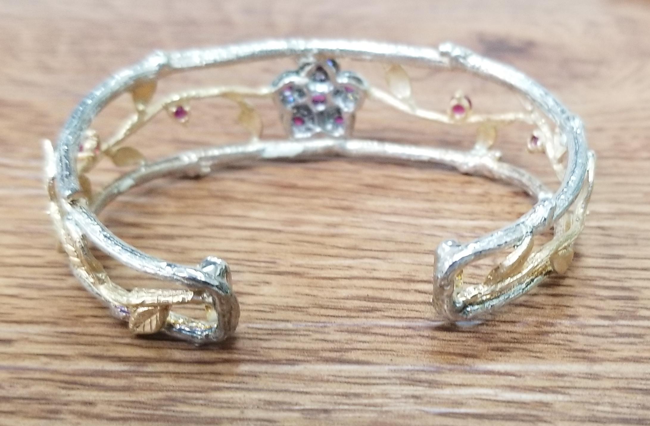 Manschette aus 14 Karat Gelbgold und Silber mit Rubin und Diamanten (Rundschliff) im Angebot