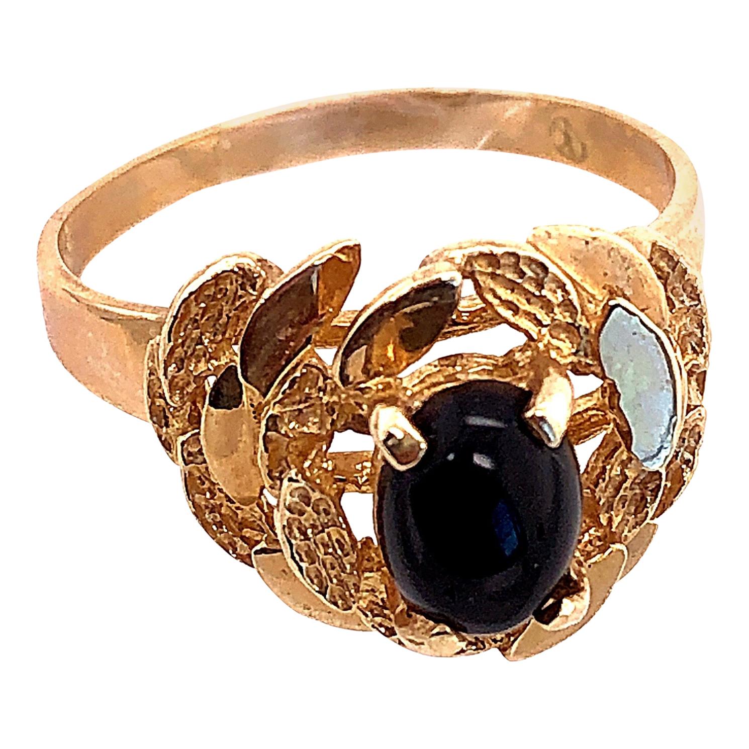 Zeitgenössischer Ring aus 14 Karat Gelbgold mit Solitär-Cabochon und Onyx