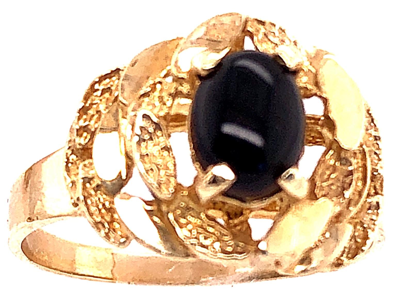 14 Karat Yellow Gold and Solitaire Cabochon Onyx Contemporary Ring In Good Condition For Sale In Manhasset, NY