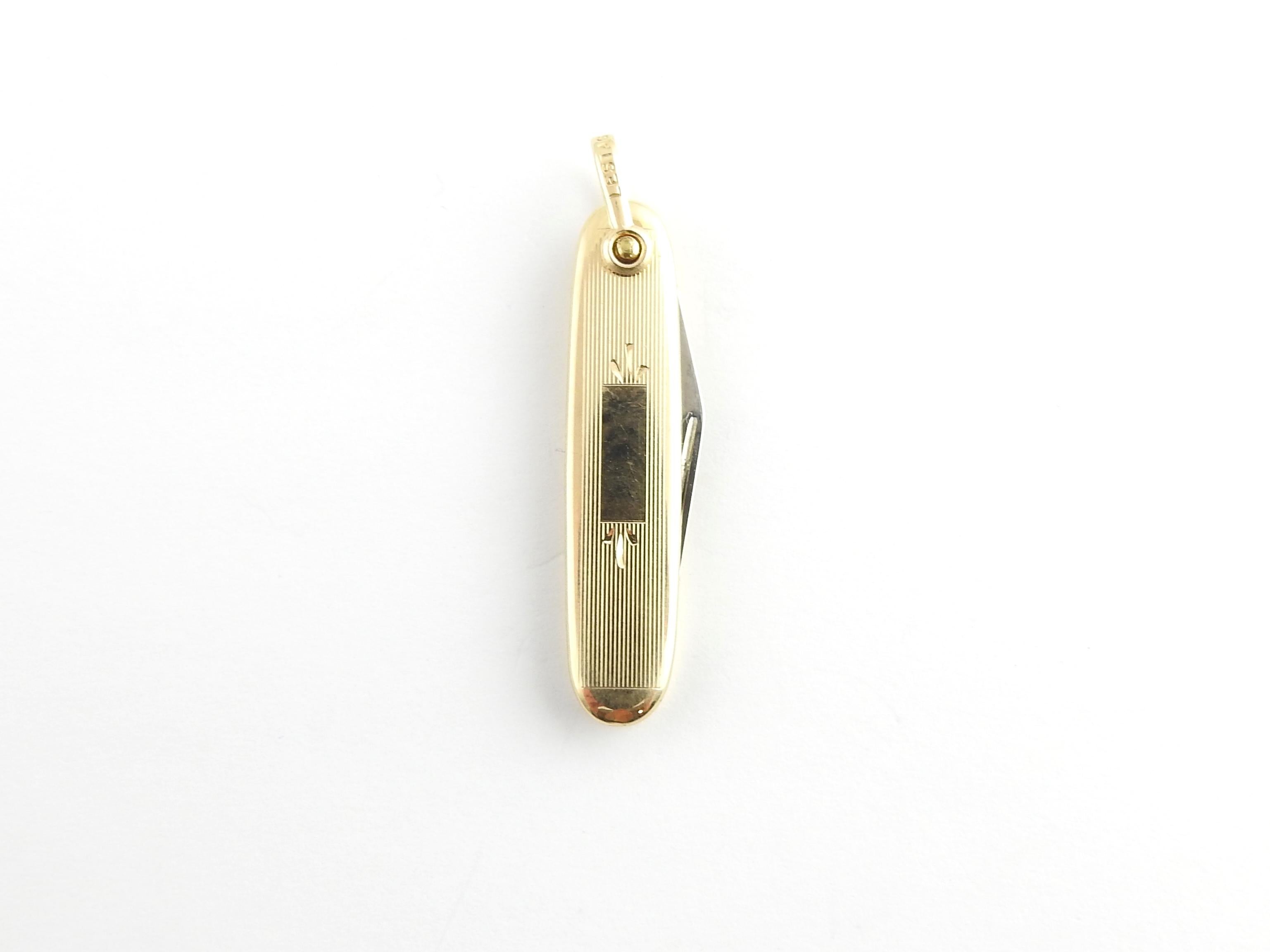 Vintage 14 Karat Yellow Gold and Stainless Steel Pocket Knife

This elegant pocket knife features a stainless steel blade house in a textured 14K yellow gold case with a polished bar on which a monogram can be engraved.

Size: 39 mm x 9 mm

Weight: