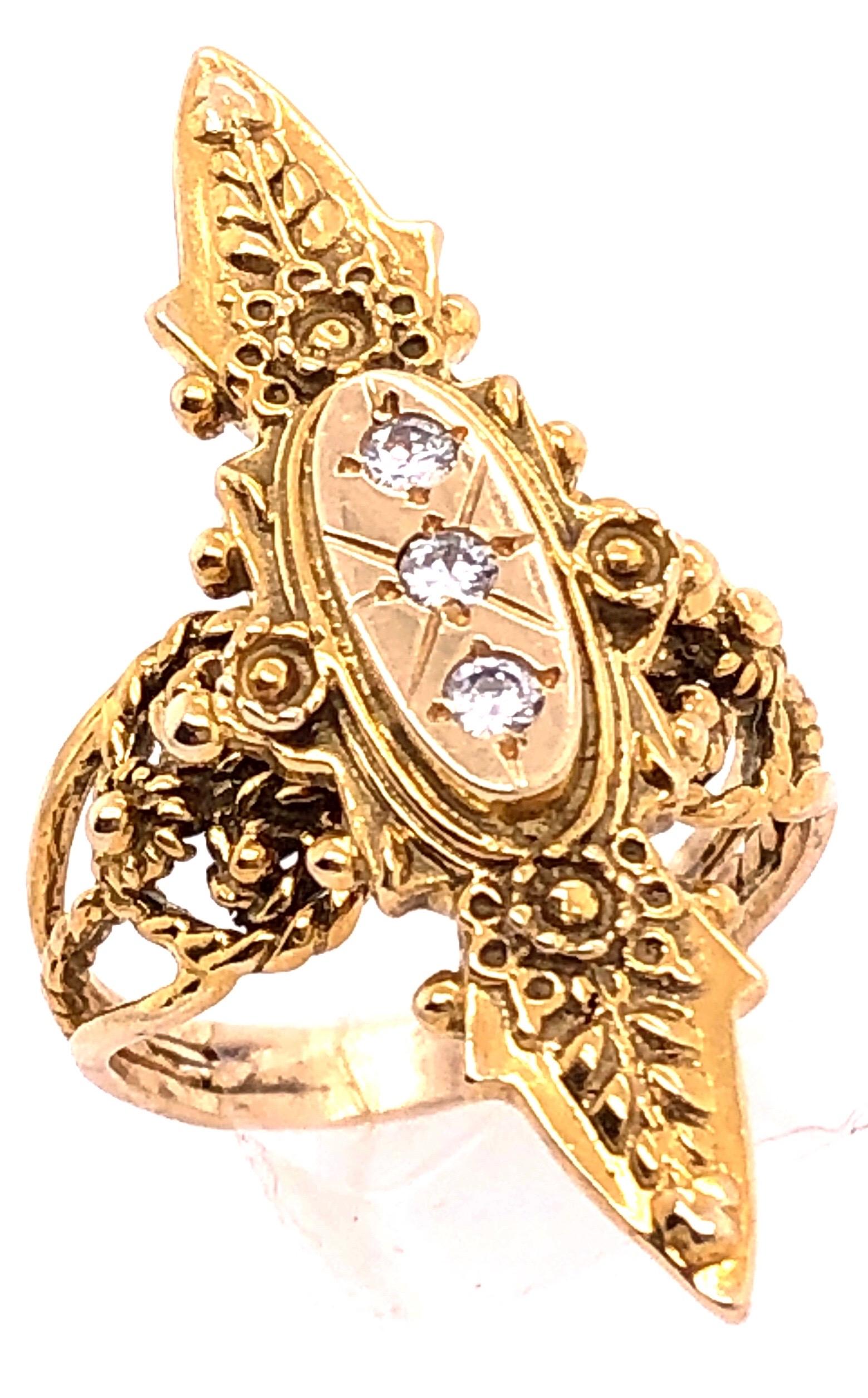 Contemporain Bague libre en or jaune 14 carats et trois diamants en vente