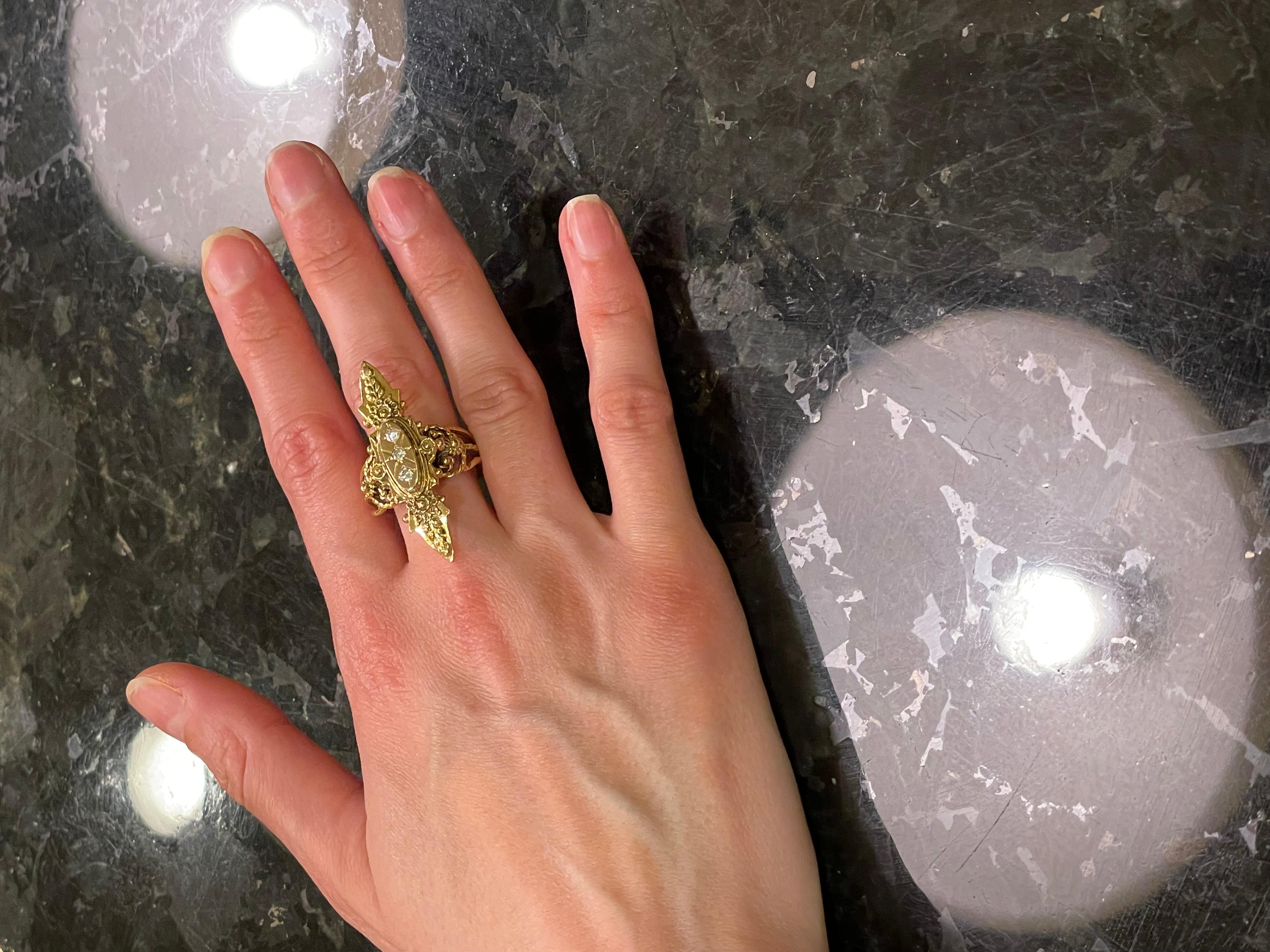 Bague libre en or jaune 14 carats et trois diamants en vente 5