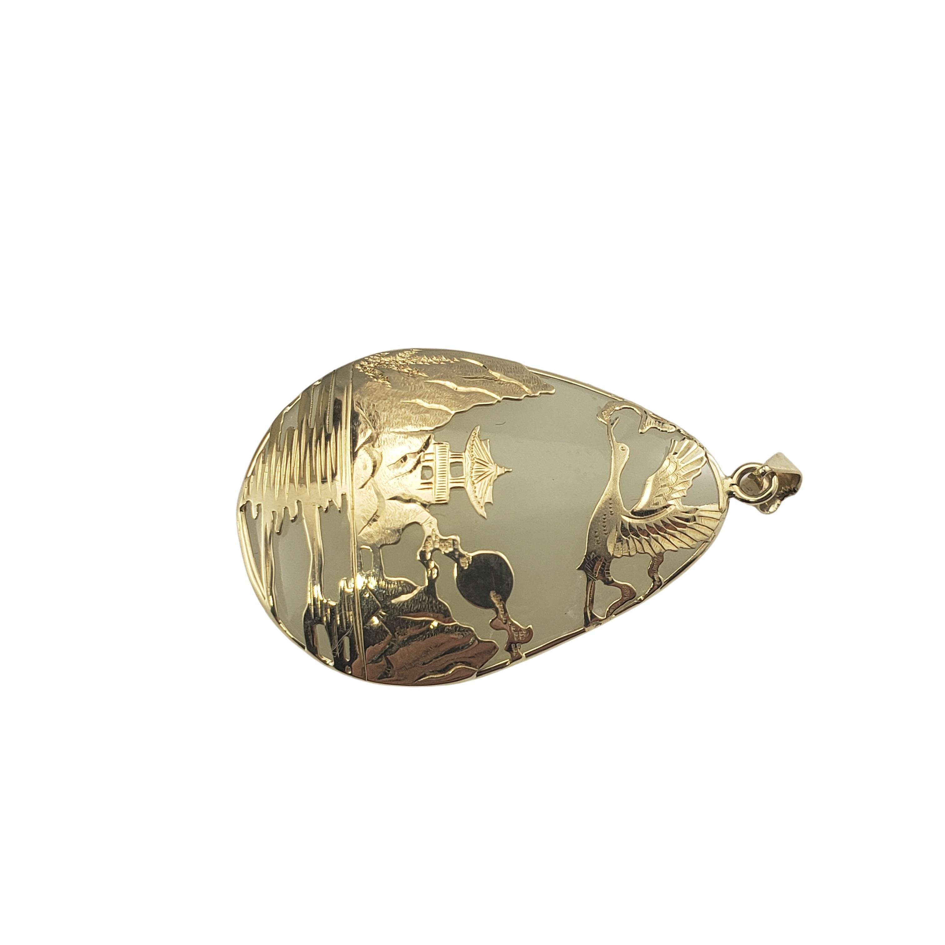 pendentif en or jaune 14 carats et jade-

Cet élégant pendentif en jade blanc représente un charmant paysage chinois réalisé dans de l'or jaune 14K magnifiquement détaillé.

Taille :  38 mm x 25 mm

Poids :  6.1 dwt. /  9.5 gr.

Estampillé :