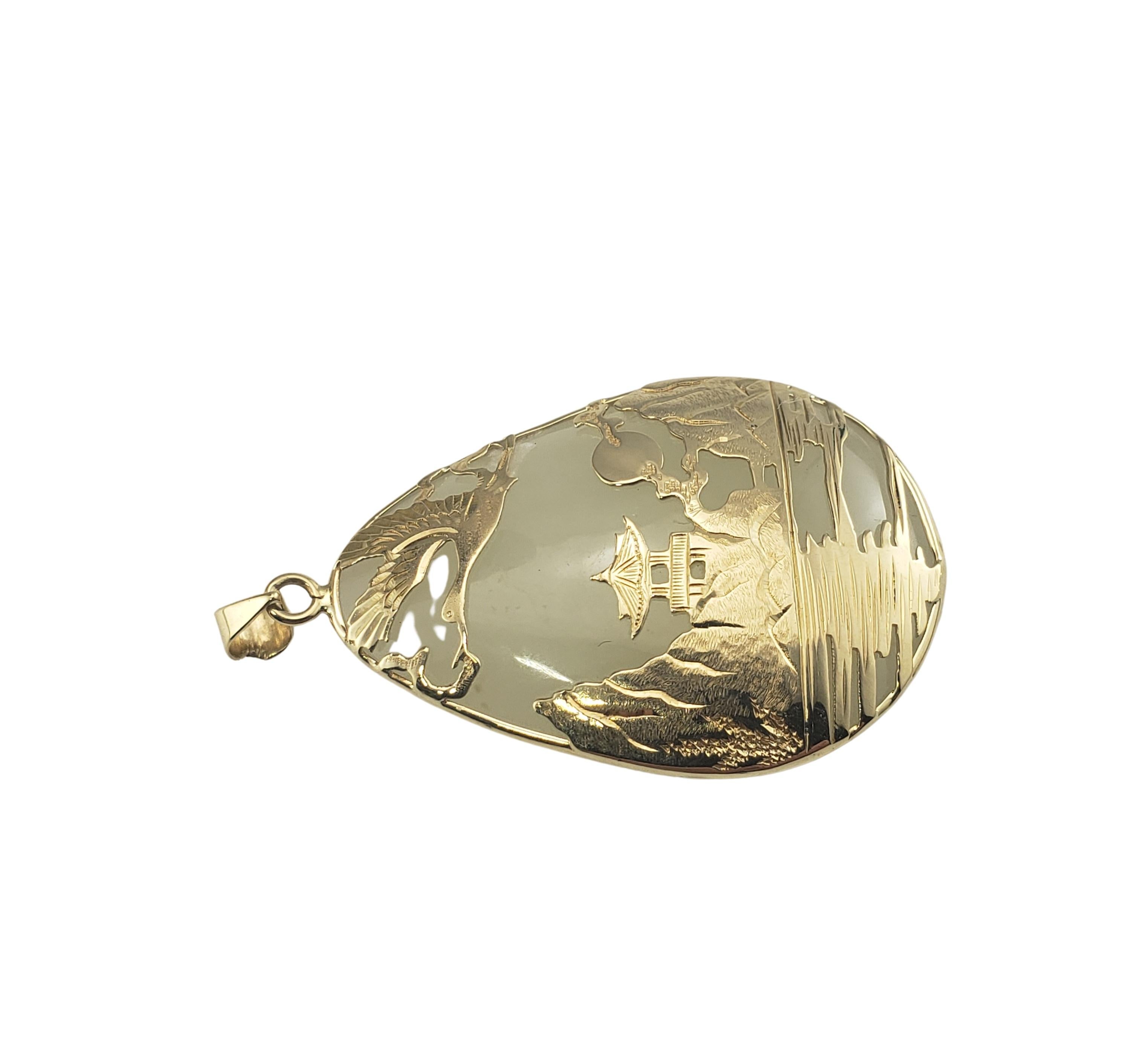 Taille cabochon Pendentif en or jaune 14 carats et jade blanc