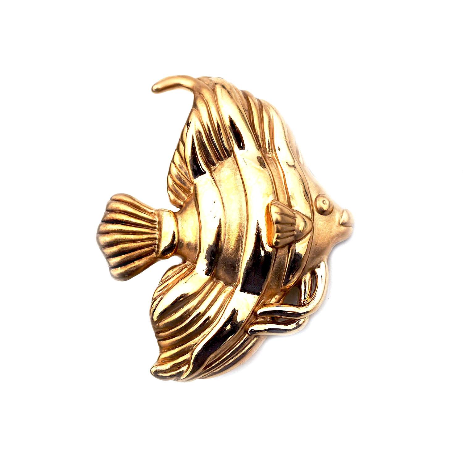 Please see this unique and fun 14k Yellow Gold Angel Fish Pin. I have shot images from various angles so you can see it completely (both front and back). This piece weighs 4.3 grams total. 