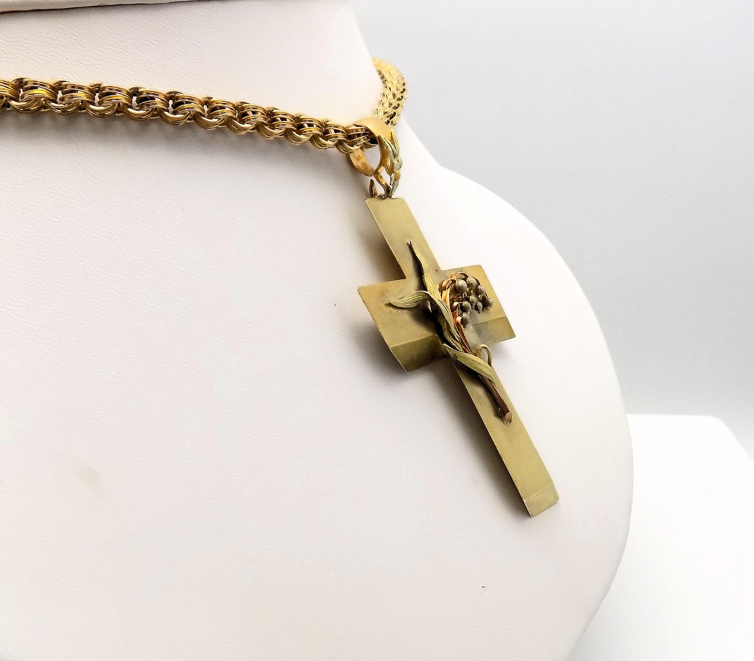 14 Karat Yellow Gold Antique Cross Pendant and Chain In Good Condition For Sale In Dallas, TX