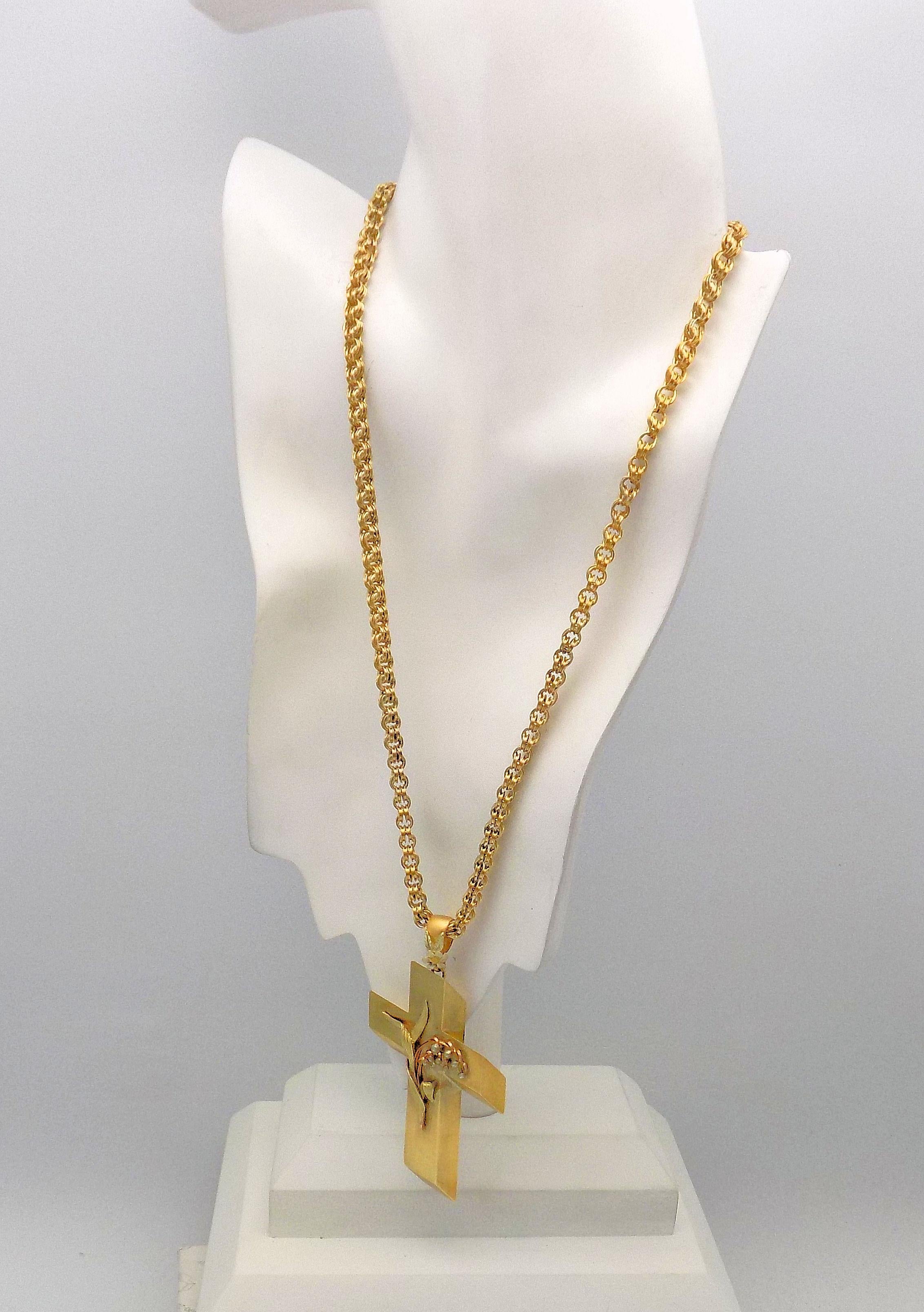 14 Karat Yellow Gold Antique Cross Pendant and Chain For Sale 1
