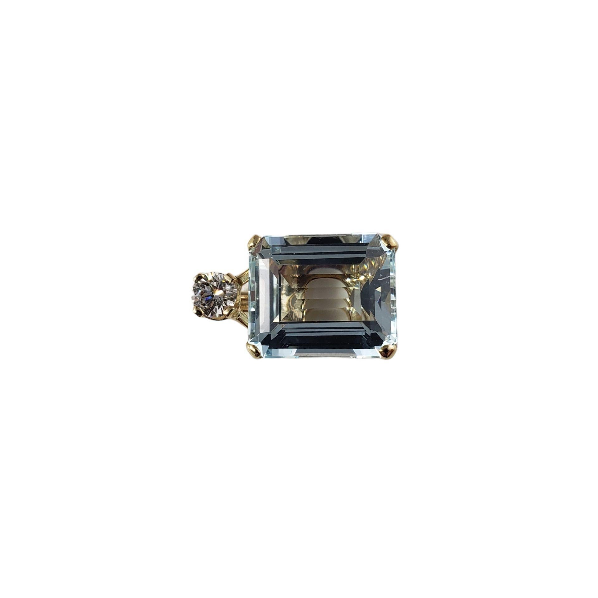 Vintage 14 Karat Yellow Aquamarine and Diamond Pendant JAGi Certified-

This stunning pendant features one emerald cut aquamarine (13 mm x 11 mm) and one round brilliant cut diamond set in classic 14K yellow gold.

Aquamarine weight: 6.8