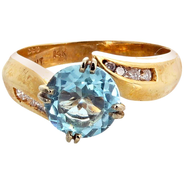 AJD Brilliant Glowing 14 Karat Yellow Gold Aquamarine and Diamonds Ring For Sale