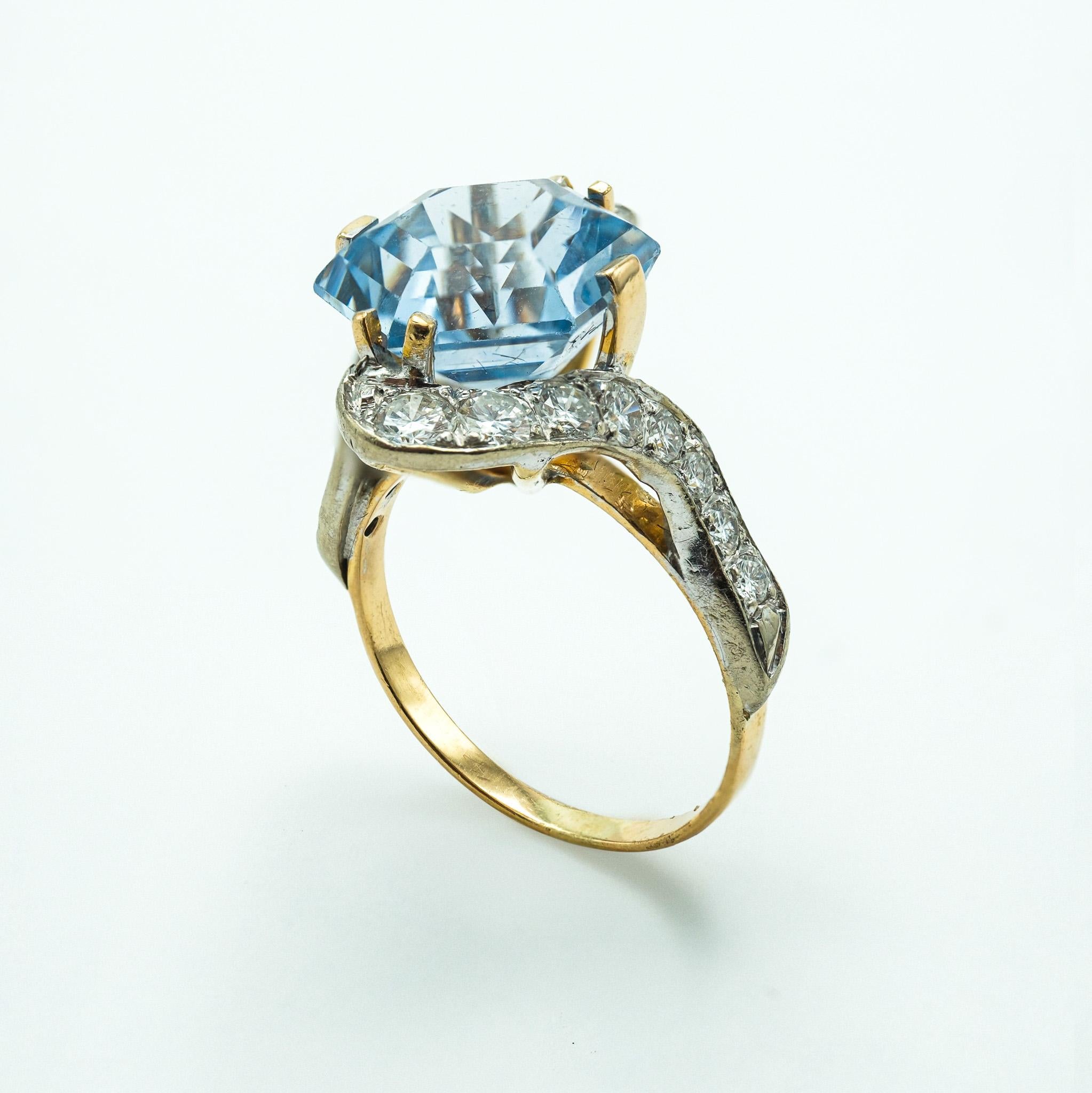 14 Karat Yellow Gold Topaz and Diamond Ring with 6.5 Carat Hexagon Stone In Good Condition For Sale In Fairfield, CT