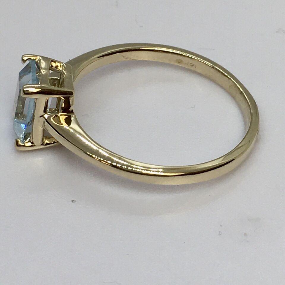 For Sale:  14 Karat Yellow Gold Aquamarine Lady's Ring 2.1 Gram Size 6 2