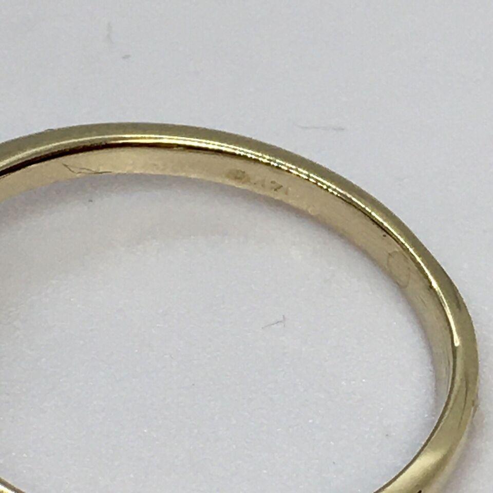 For Sale:  14 Karat Yellow Gold Aquamarine Lady's Ring 2.1 Gram Size 6 3