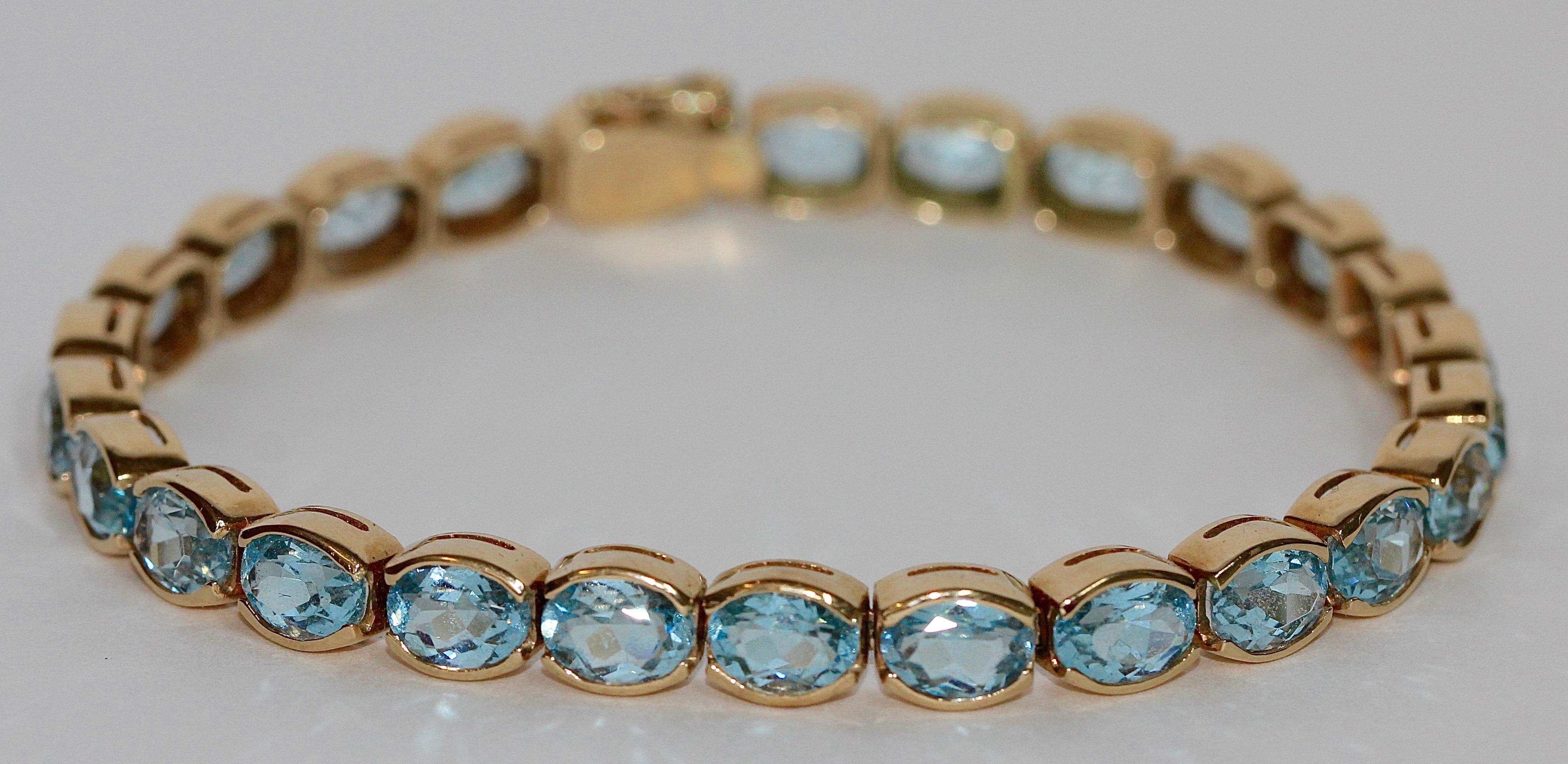 Beautiful aquamarine tennis bracelet. 14k yellow gold.
Set with a total of 26 oval, faceted aquamarines.