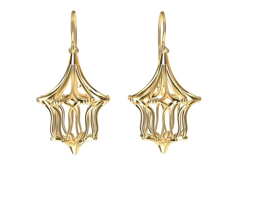 série de boucles d'oreilles Arabesque en or jaune 14 carats : Ces boucles d'oreilles pendantes en or jaune 14 carats sont le fruit d'un certain nombre d'inspirations. J'utilise mes idées sculpturales avec des motifs moirés, 3 dimensions, de la