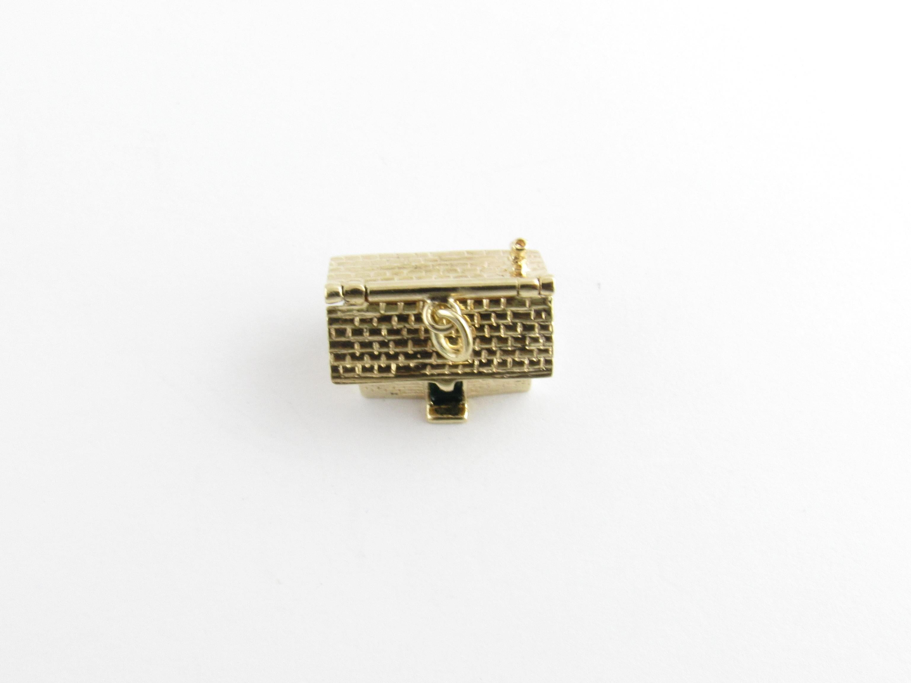 Vintage 14 Karat Yellow Gold Articulated House Charm

Home sweet home!

This lovely articulated charm features a 3D house with hinged roof that opens to reveal a miniature table and chairs! Meticulously detailed in 14K yellow gold.

Size: 14 mm x 18