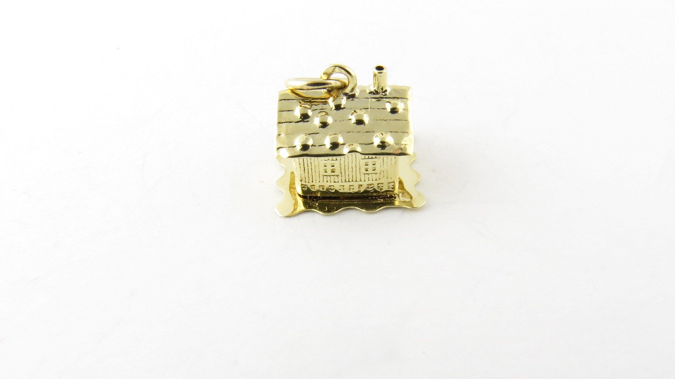 14 Karat Yellow Gold Articulated Log Cabin Charm In Good Condition In Washington Depot, CT