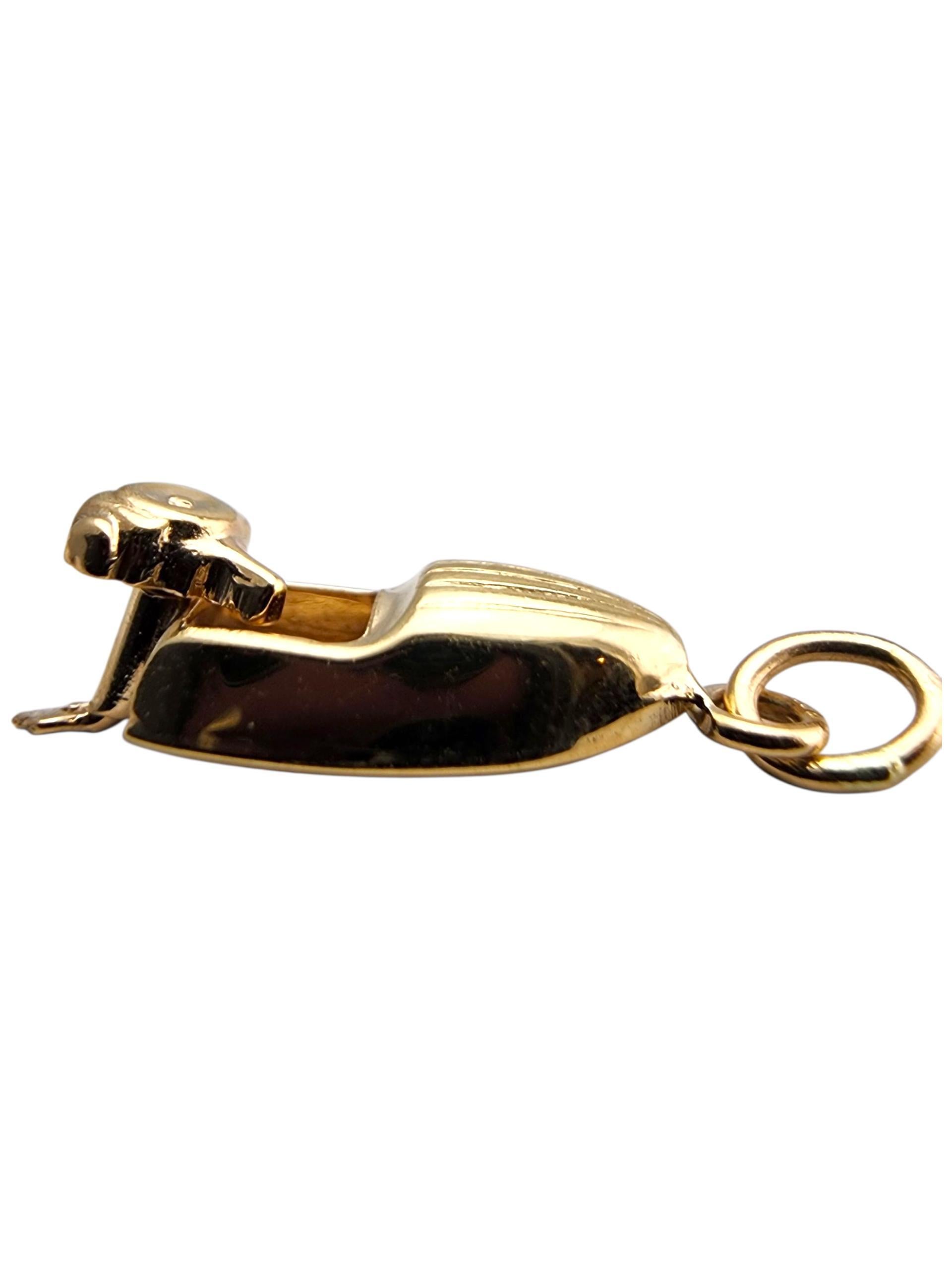 14 Karat Gelbgold Boot Charm-

Dieser Boots-Charme aus 14 Karat Gelbgold verfügt über ein detailliertes nautisches Design mit einem beweglichen Ruder auf der Rückseite, das eine lustige und einzigartige Note verleiht. Die polierte Oberfläche