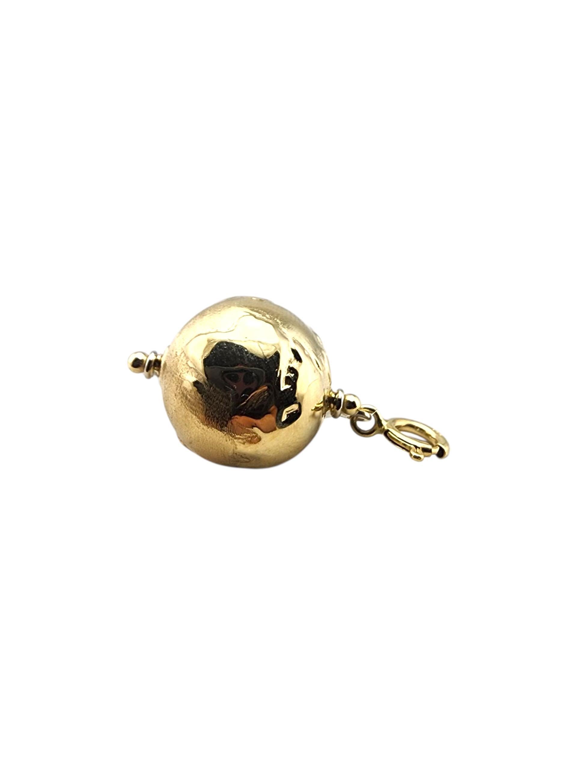 Ciondolo a forma di globo articolato in oro giallo 14 carati

Questo ciondolo a forma di mappamondo in oro giallo 14 carati brilla di un design dettagliato, un pezzo mondano che celebra i viaggi, l'avventura e lo stile senza tempo.

Marchio di