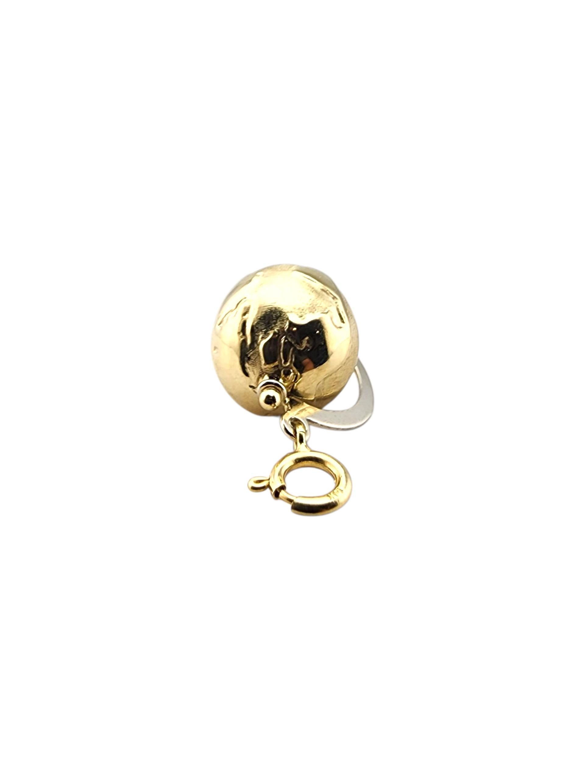 Donna Ciondolo a forma di globo articolato in oro giallo 14 carati #23277 in vendita