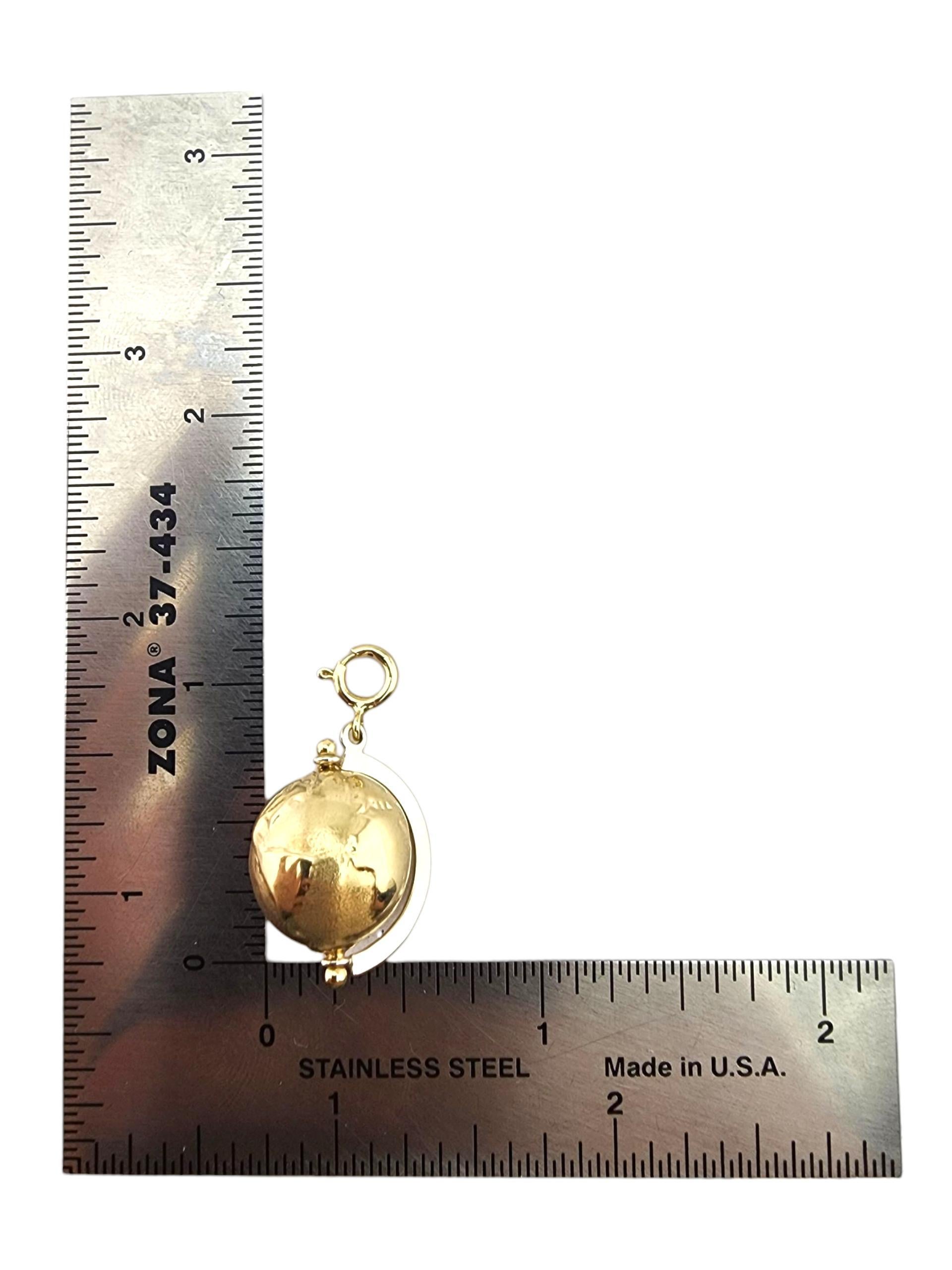 Ciondolo a forma di globo articolato in oro giallo 14 carati #23277 in vendita 3