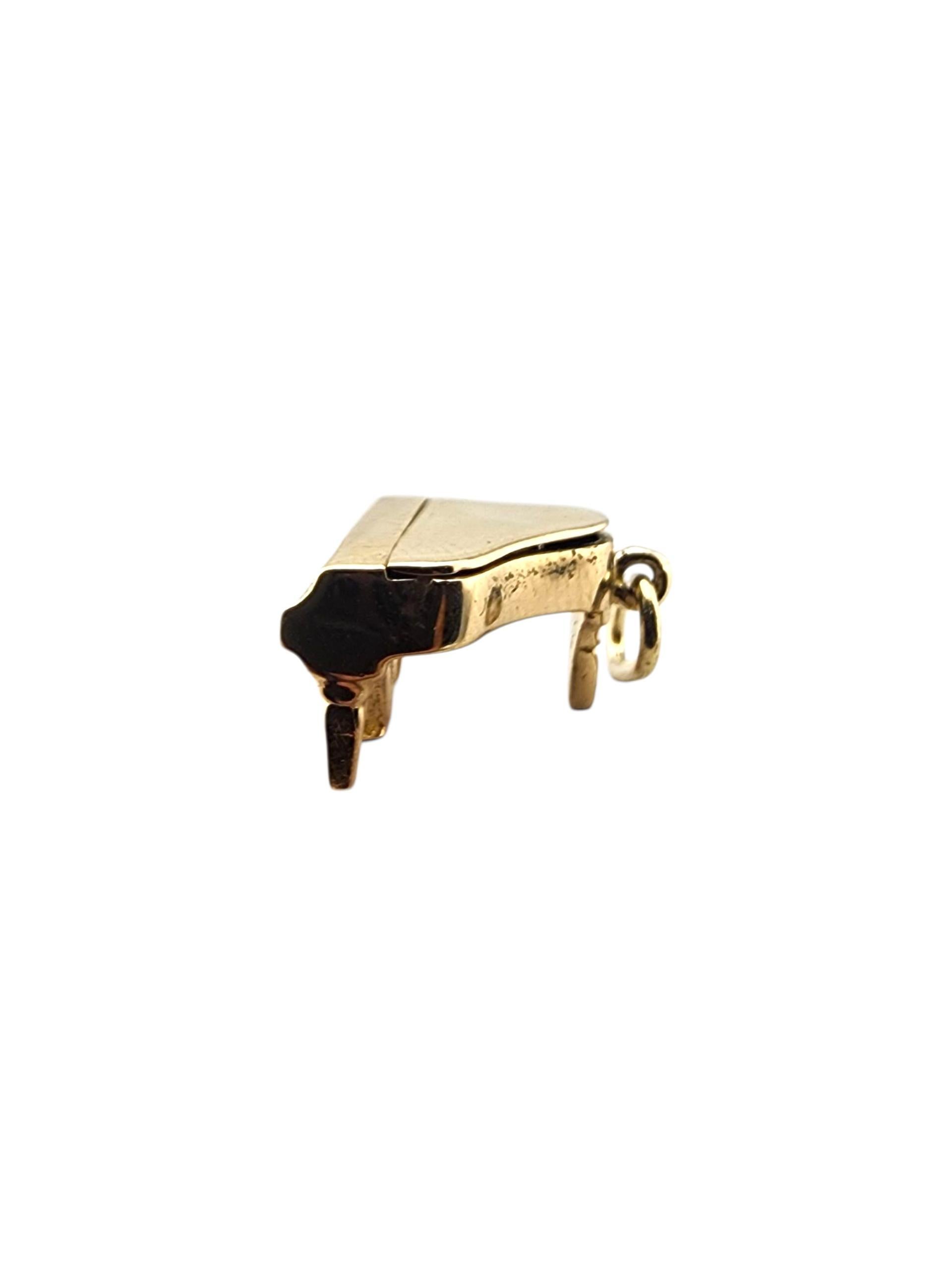 Contemporaneo Charm a forma di pianoforte a coda articolato in oro giallo 14 carati #23269 in vendita