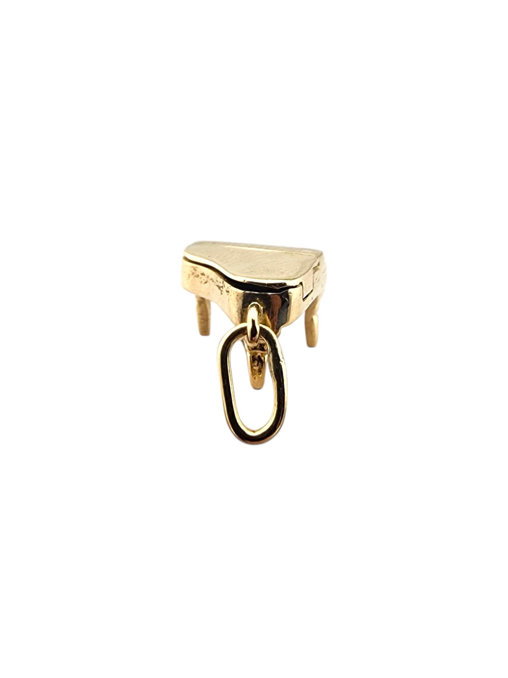 Charm a forma di pianoforte a coda articolato in oro giallo 14 carati #23269 In condizioni buone in vendita a Washington Depot, CT
