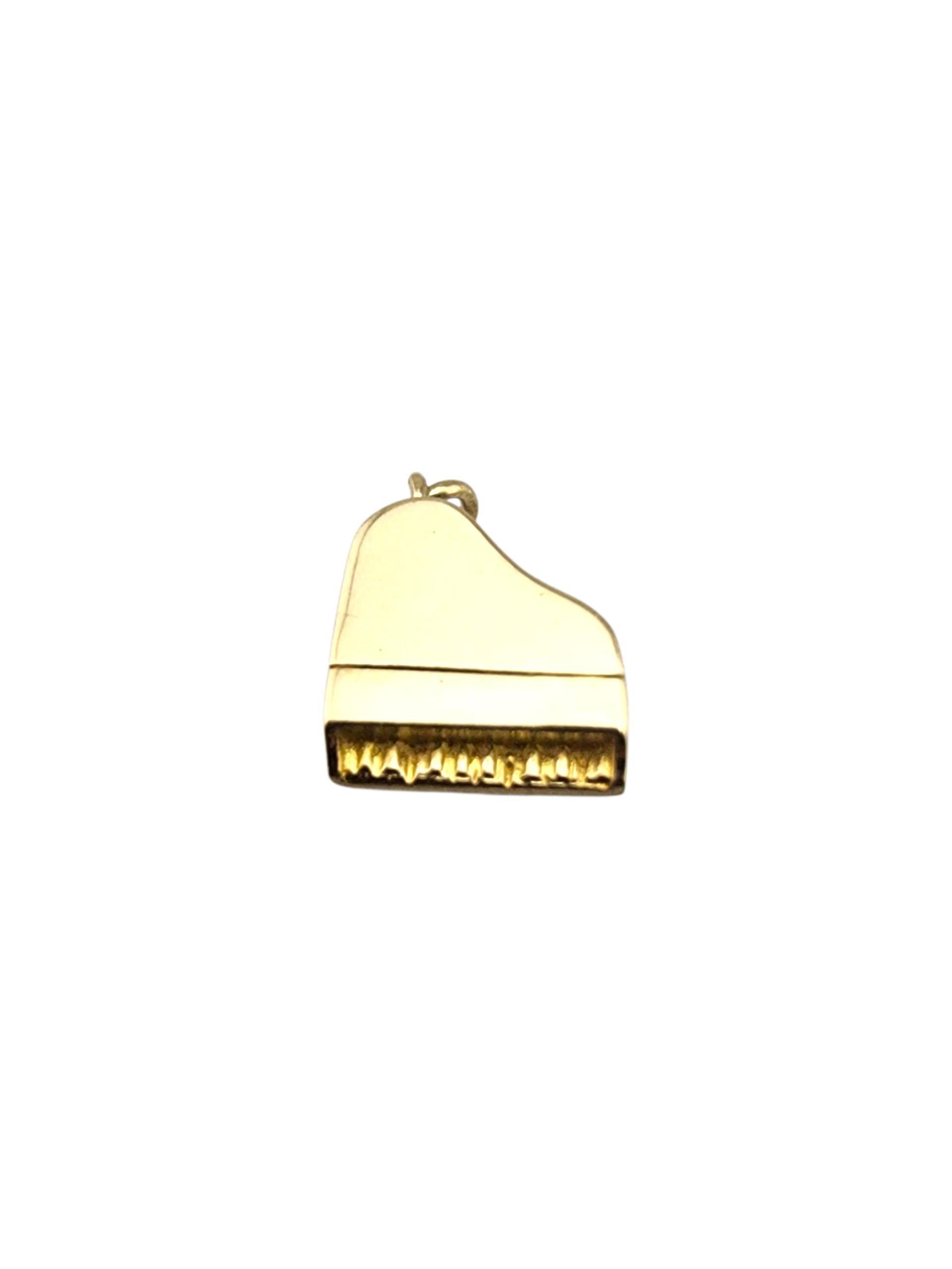 Donna Charm a forma di pianoforte a coda articolato in oro giallo 14 carati #23269 in vendita