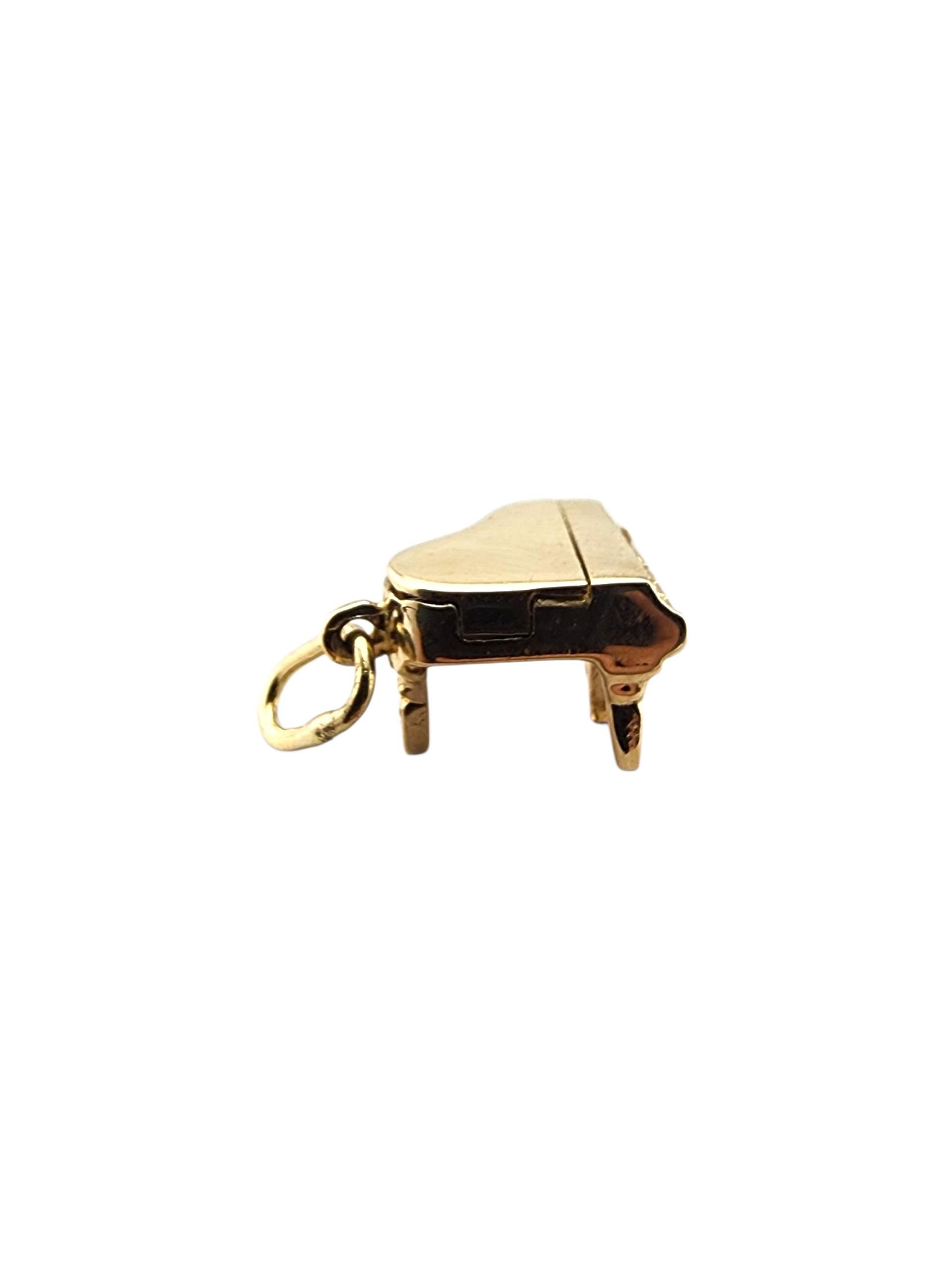 Charm a forma di pianoforte a coda articolato in oro giallo 14 carati #23269 in vendita 1