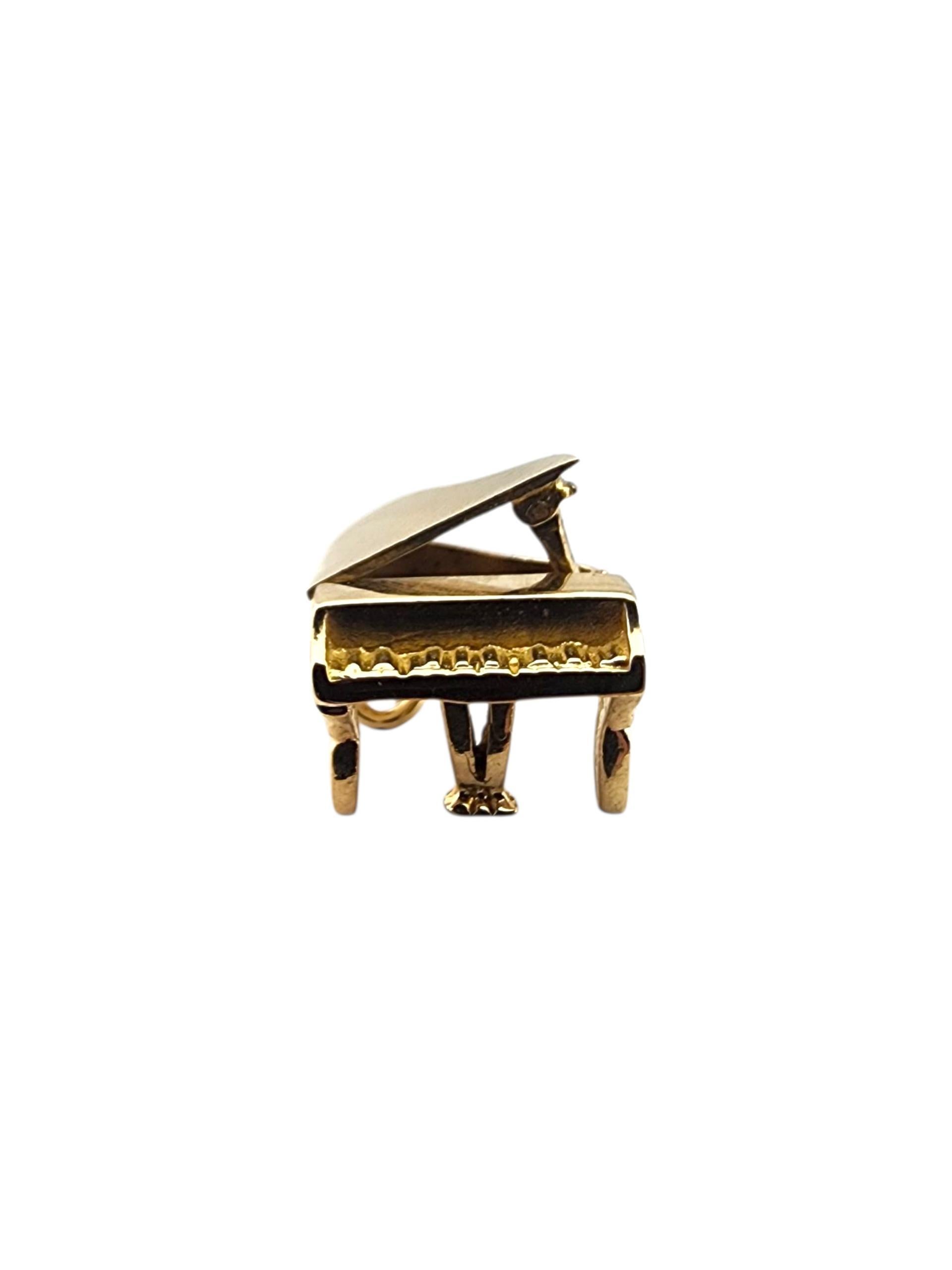 Charm a forma di pianoforte a coda articolato in oro giallo 14 carati #23269 in vendita