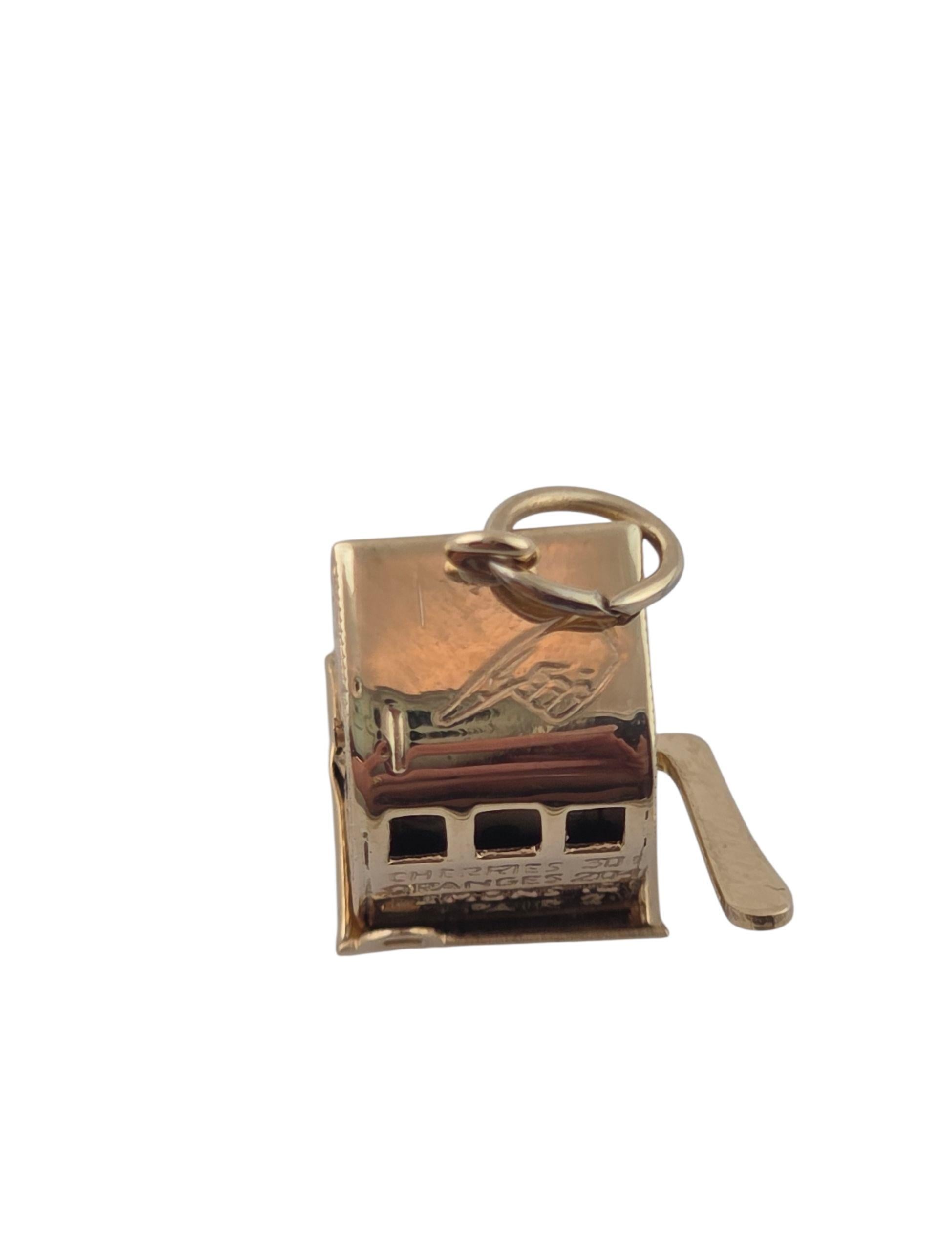 Or jaune 14 carats breloque machine à sous articulée #23583 Pour femmes en vente