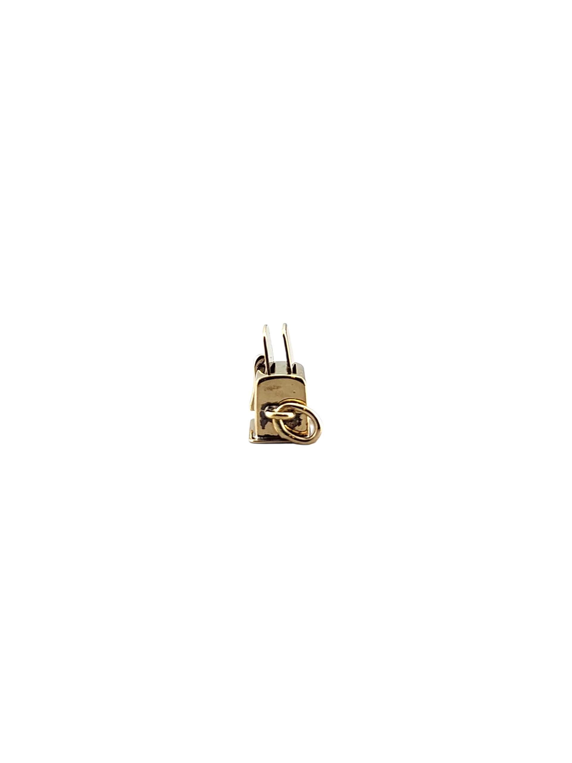 Charm per tostapane in oro giallo 14 carati...

Questo charm per tostapane in oro giallo 14 carati presenta una finitura lucida e un design dettagliato di un classico tostapane. Il charm è articolato, con un brindisi che si muove verso l'alto e