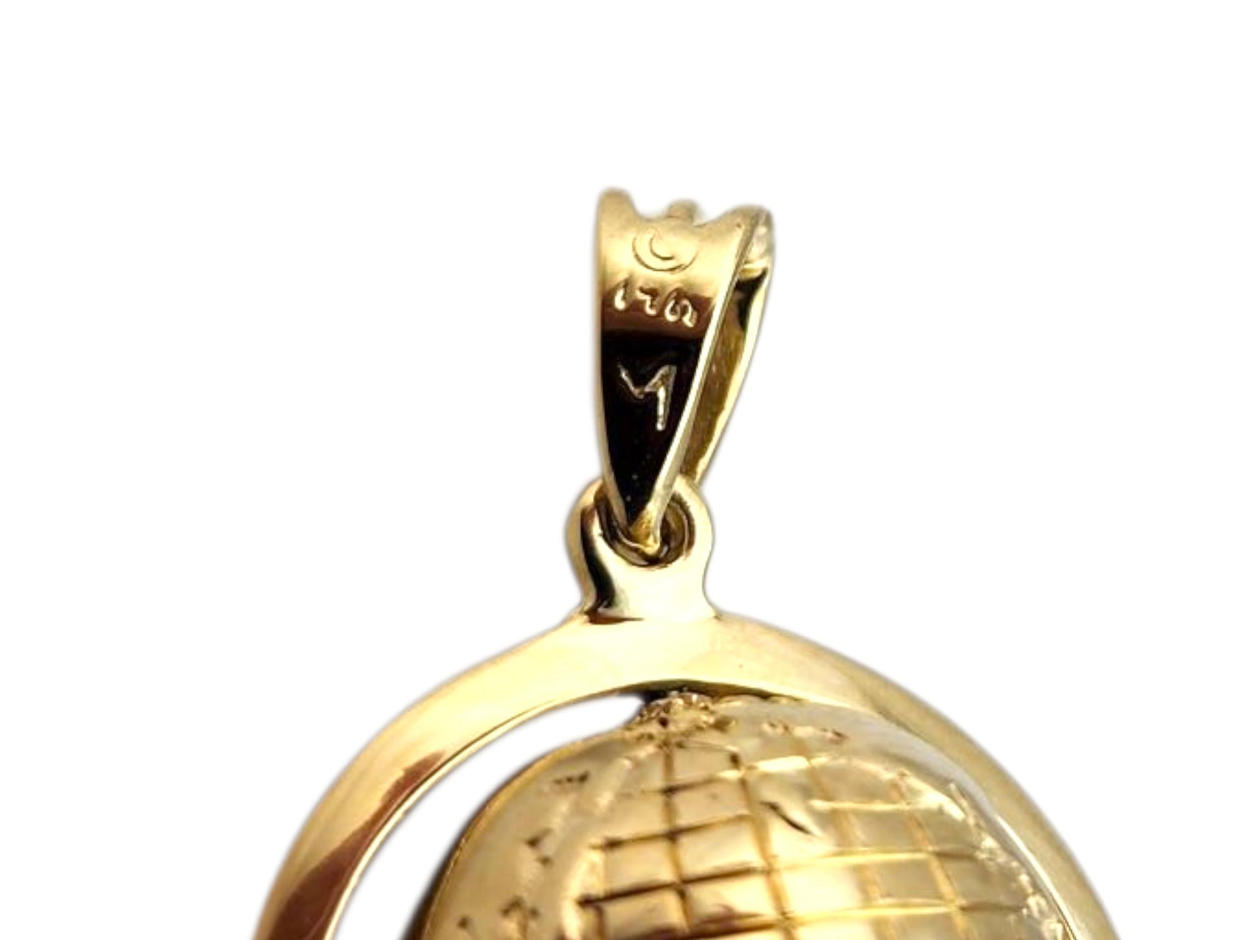 Ciondolo a forma di globo articolato in oro giallo 14 carati #23049 in vendita 1