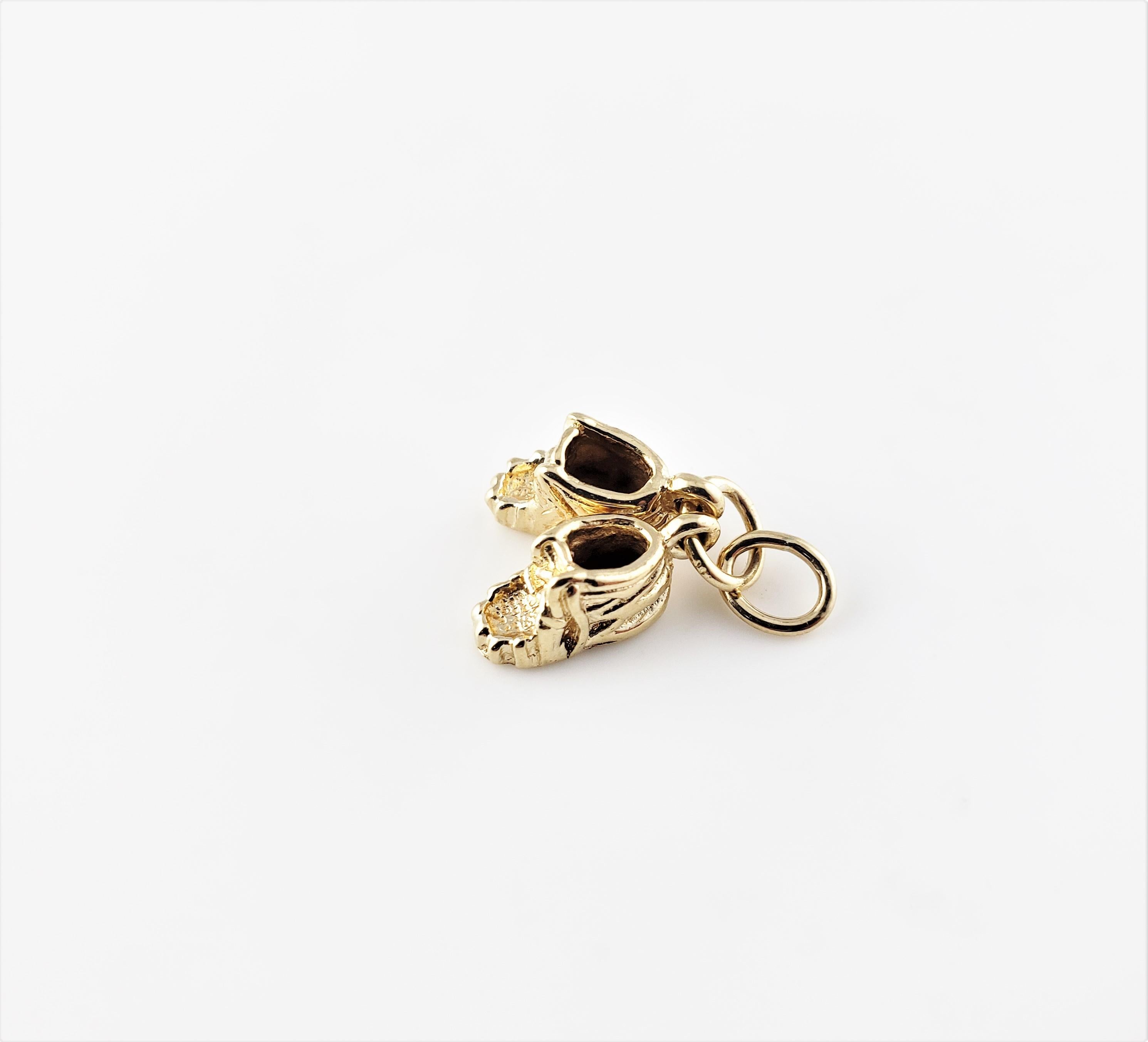 Vintage 14 Karat Yellow Gold Baby Shoes Charm-

Commemorate baby's first steps!

This lovely charm features a pair of baby booties meticulously detailed in 14K yellow gold.

Size: 10 mm x 5 mm (each shoe)

Weight: 1.7 dwt. / 2.7 gr.

Stamped: 14K