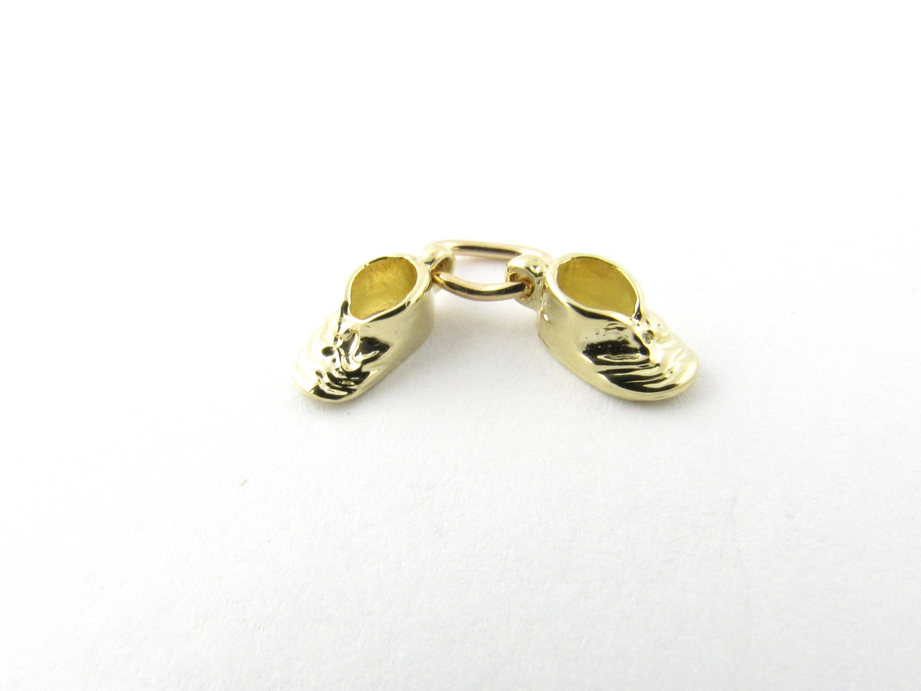14 Karat Yellow Gold Baby Shoes Charm In Good Condition In Washington Depot, CT