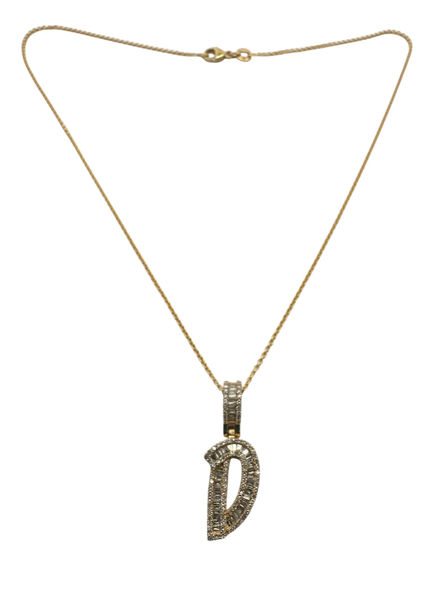 Cet élégant pendentif à l'initiale 