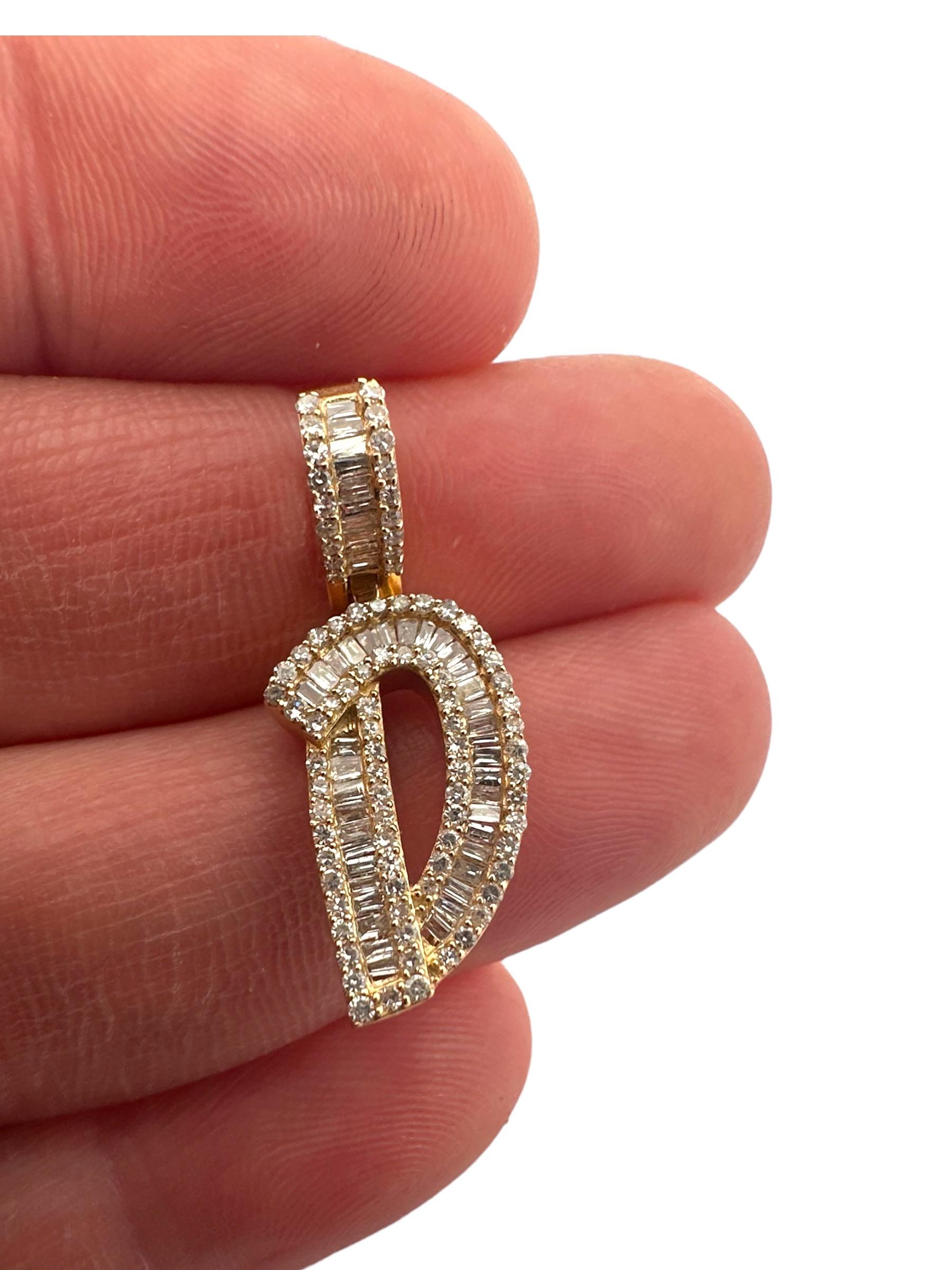 Moderne Collier pendentif initial « D » en or jaune 14 carats avec diamants baguettes et ronds en vente