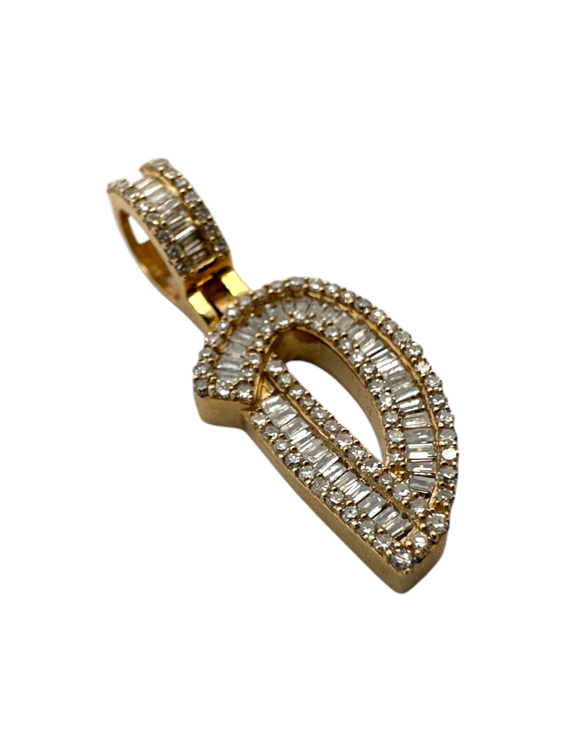 Taille baguette Collier pendentif initial « D » en or jaune 14 carats avec diamants baguettes et ronds en vente
