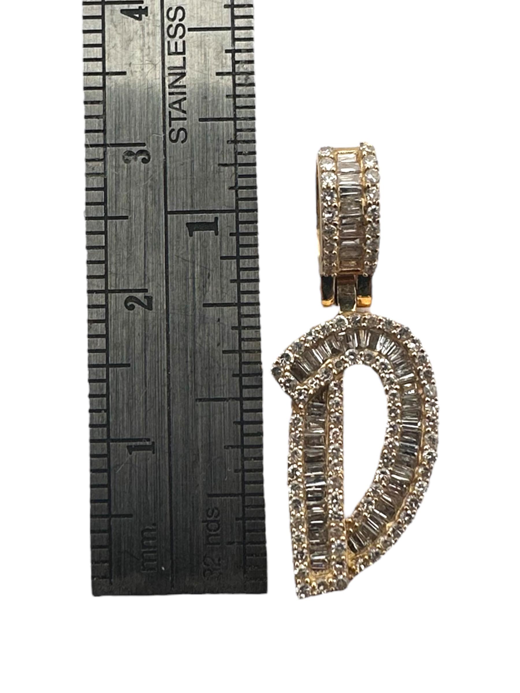 Collier pendentif initial « D » en or jaune 14 carats avec diamants baguettes et ronds en vente 3