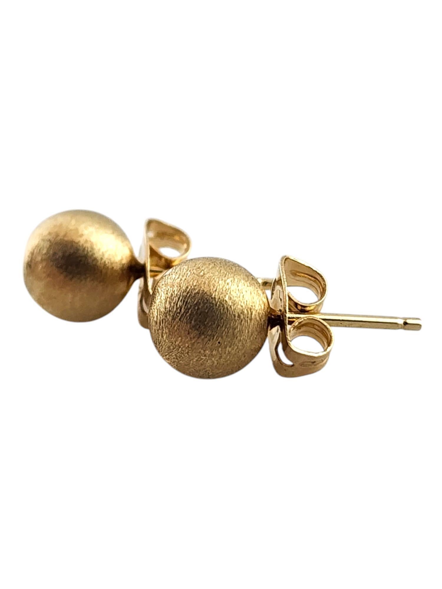 14 Karat Yellow Gold Ball Stud Earrings

These gorgeous ball stud earrings were crafted from 14K yellow gold!

Size: 6.87mm

Weight: 1.26 g/ 0.81 dwt

Tested 14K

Very good condition, professionally polished.

Will come packaged in a gift box or