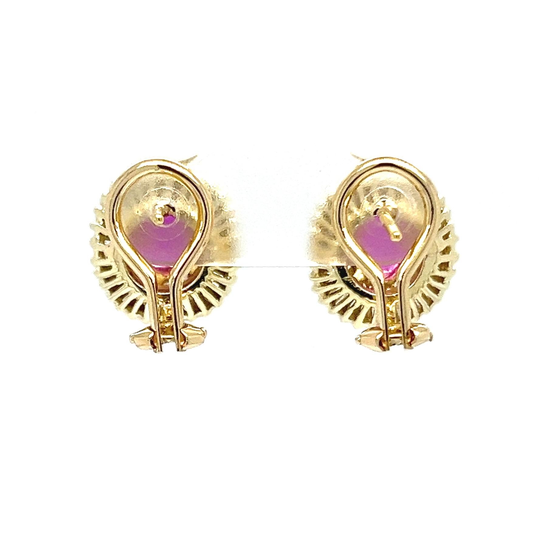 Diese Ohrringe im Ballerina-Stil aus 14 Karat Gelbgold strahlen Vintage-Charme und lebendige Eleganz aus und bestechen durch die Kombination von Rubinen und Diamanten in einem zeitlosen Design. In der Mitte jedes Ohrrings sitzt ein reicher, oval
