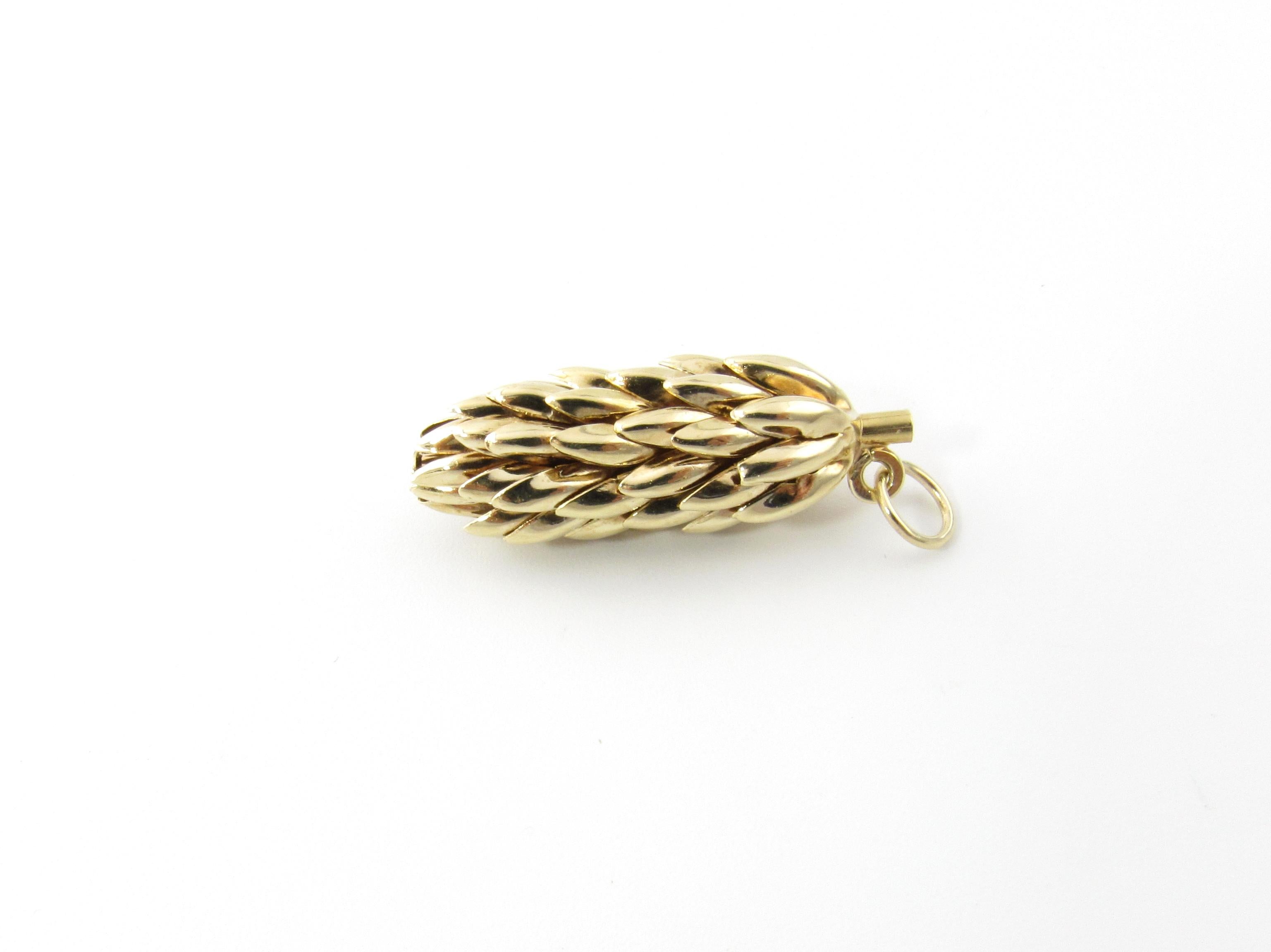 Vintage 14 Karat Yellow Gold Banana Bunch Charm

This whimsical 3D charm features a miniature banana bunch beautifully detailed in 14K yellow gold.

Size: 30 mm x 11 mm (actual charm)

Weight: 2.8 dwt. / 4.4 gr.

Stamped: ITALY 14K

Very good