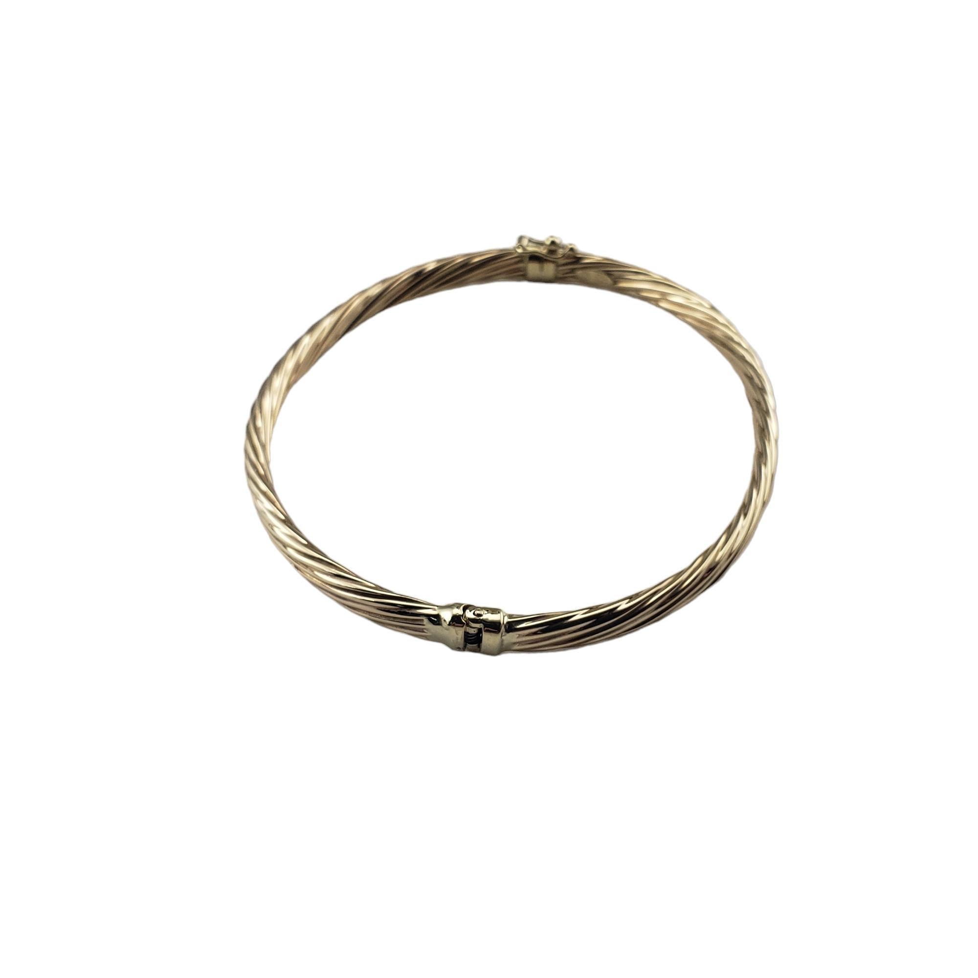 Vintage 14K Yellow Gold Oval Bangle Bracelet-

This elegant hinged bangle bracelet is crafted in beautifully detailed 14K yellow gold.  Width: 4 mm.

Size: 7 inches

Stamped: 14K Italy

Weight: 4.9 gr./ 3.1 dwt.

Very good condition, professionally