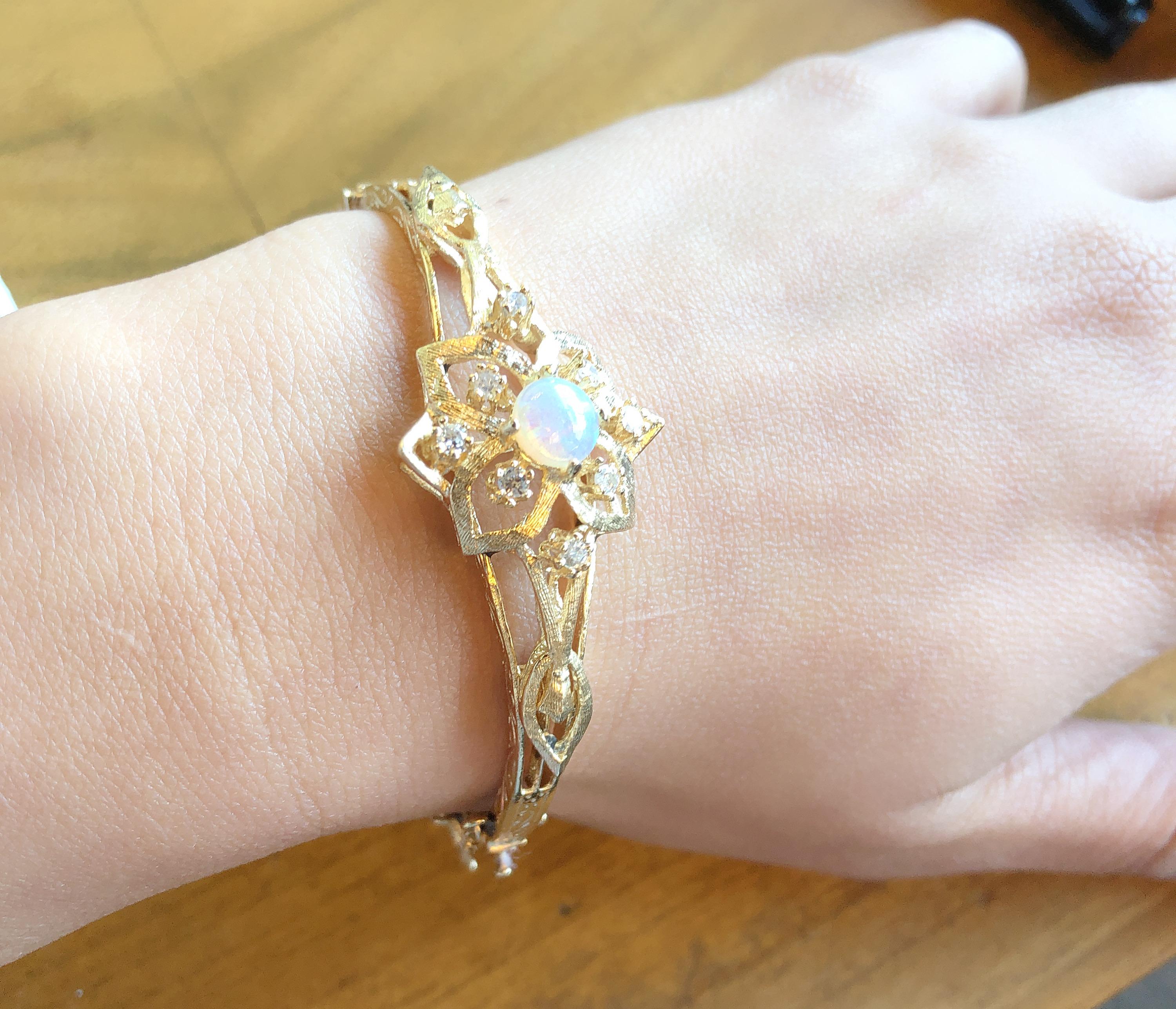 Contemporain Bracelet jonc en or jaune 14 carats avec opale centrale et diamants en vente