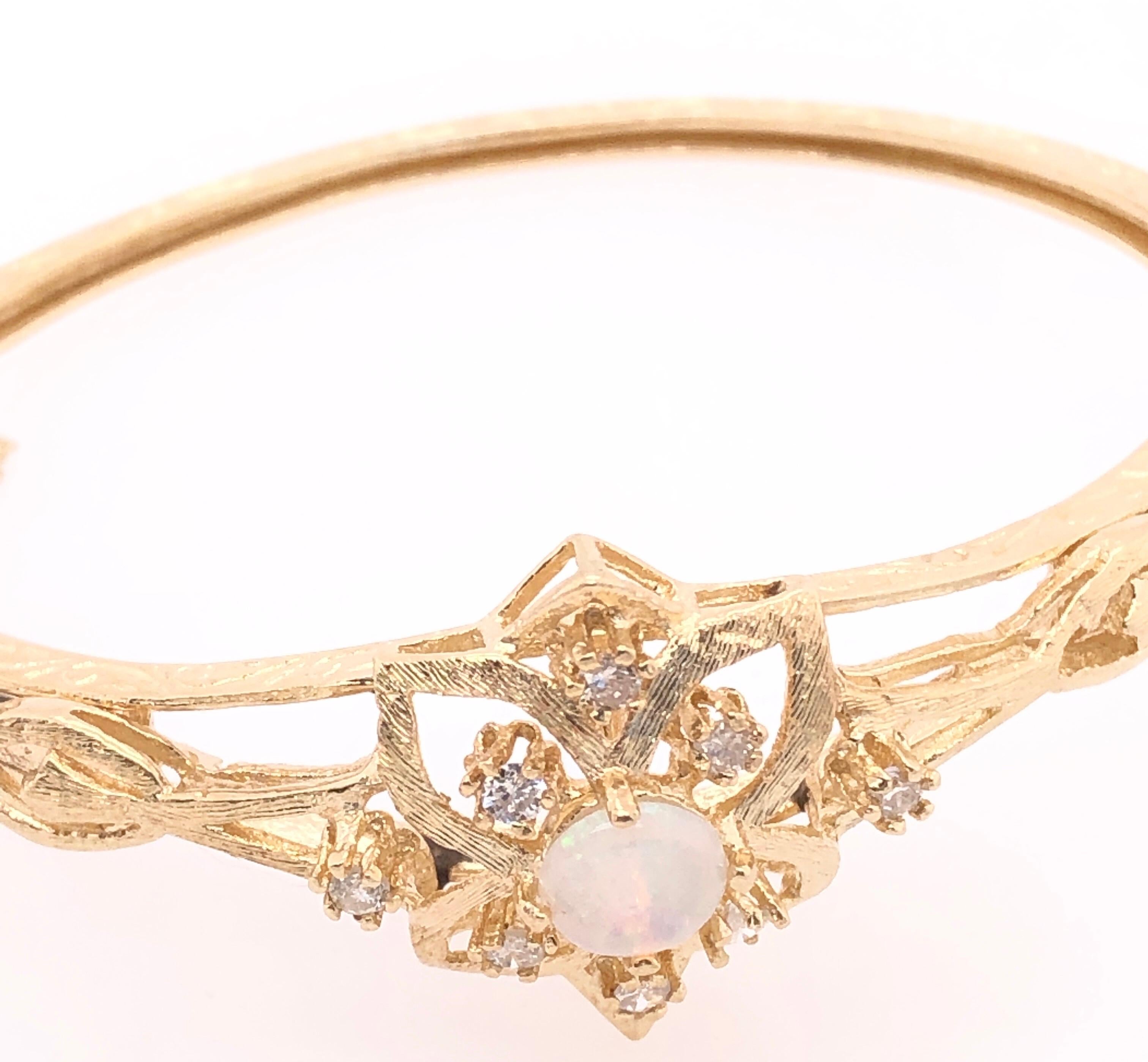 Taille ronde Bracelet jonc en or jaune 14 carats avec opale centrale et diamants en vente