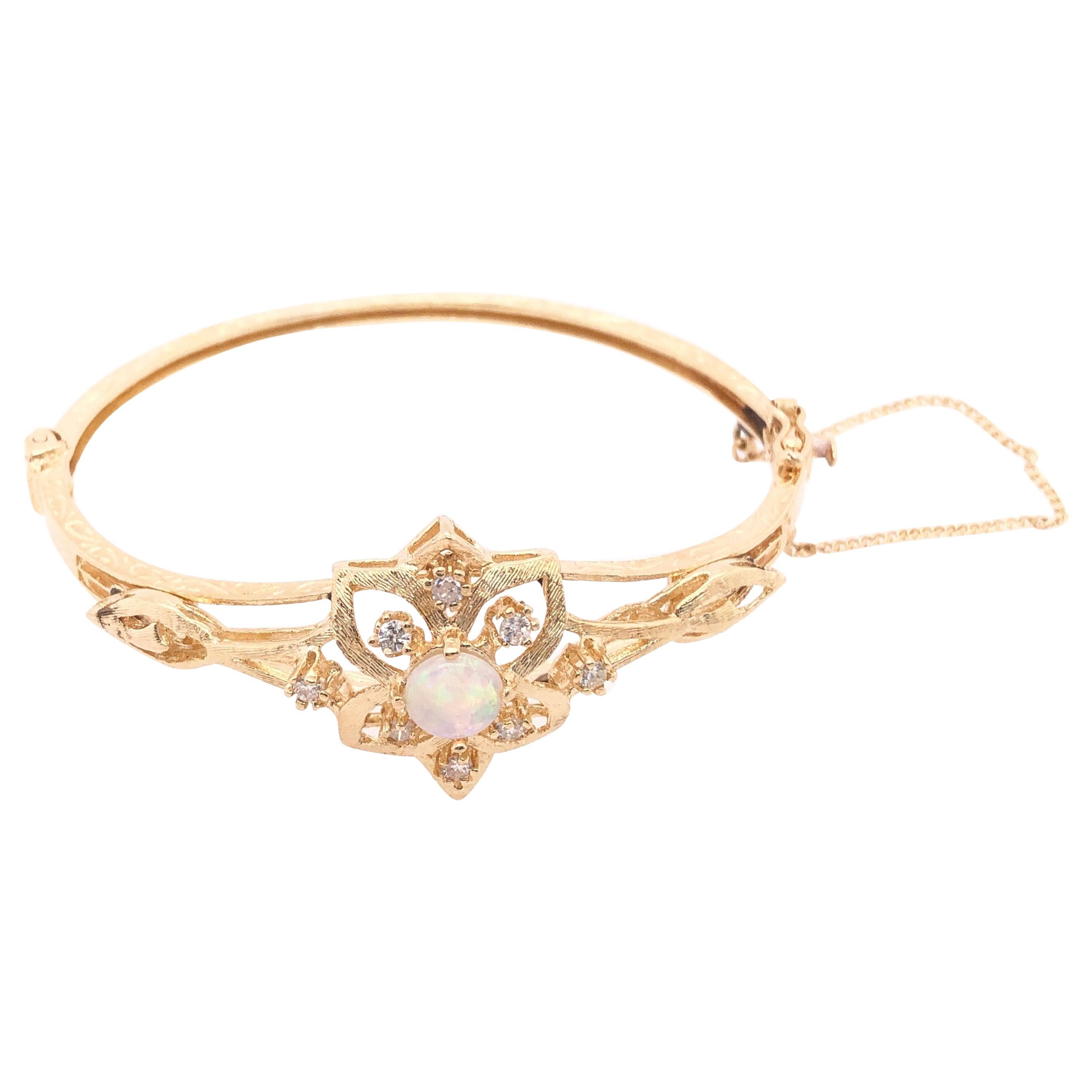 Bracelet jonc en or jaune 14 carats avec opale centrale et diamants en vente