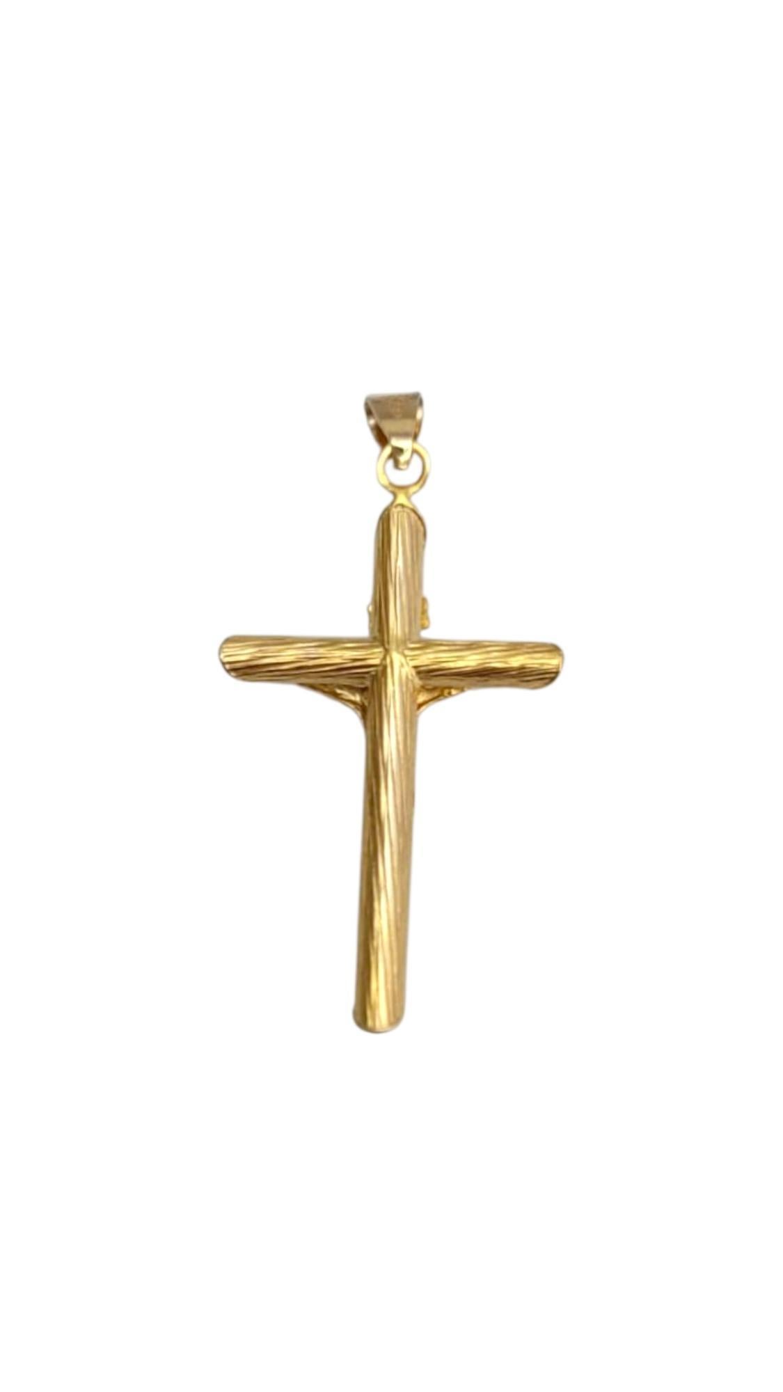 Pendentif Crucifix en or jaune 14 carats

Un symbole classique de la foi, brillant en or jaune 14K. Ce magnifique charme présente un pendentif en forme de crucifix méticuleusement détaillé en or jaune 14K avec une finition écorce.

Taille : 30,9 mm